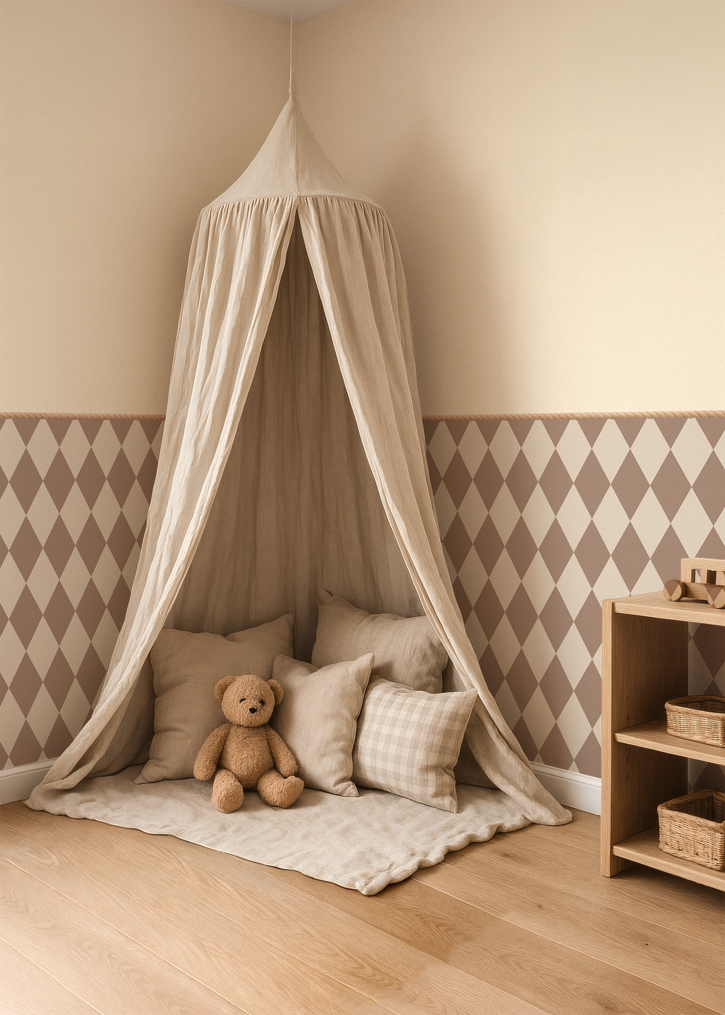 Lambrisering in de kinderkamer met behang op maat voor een speelse en stijlvolle uitstraling