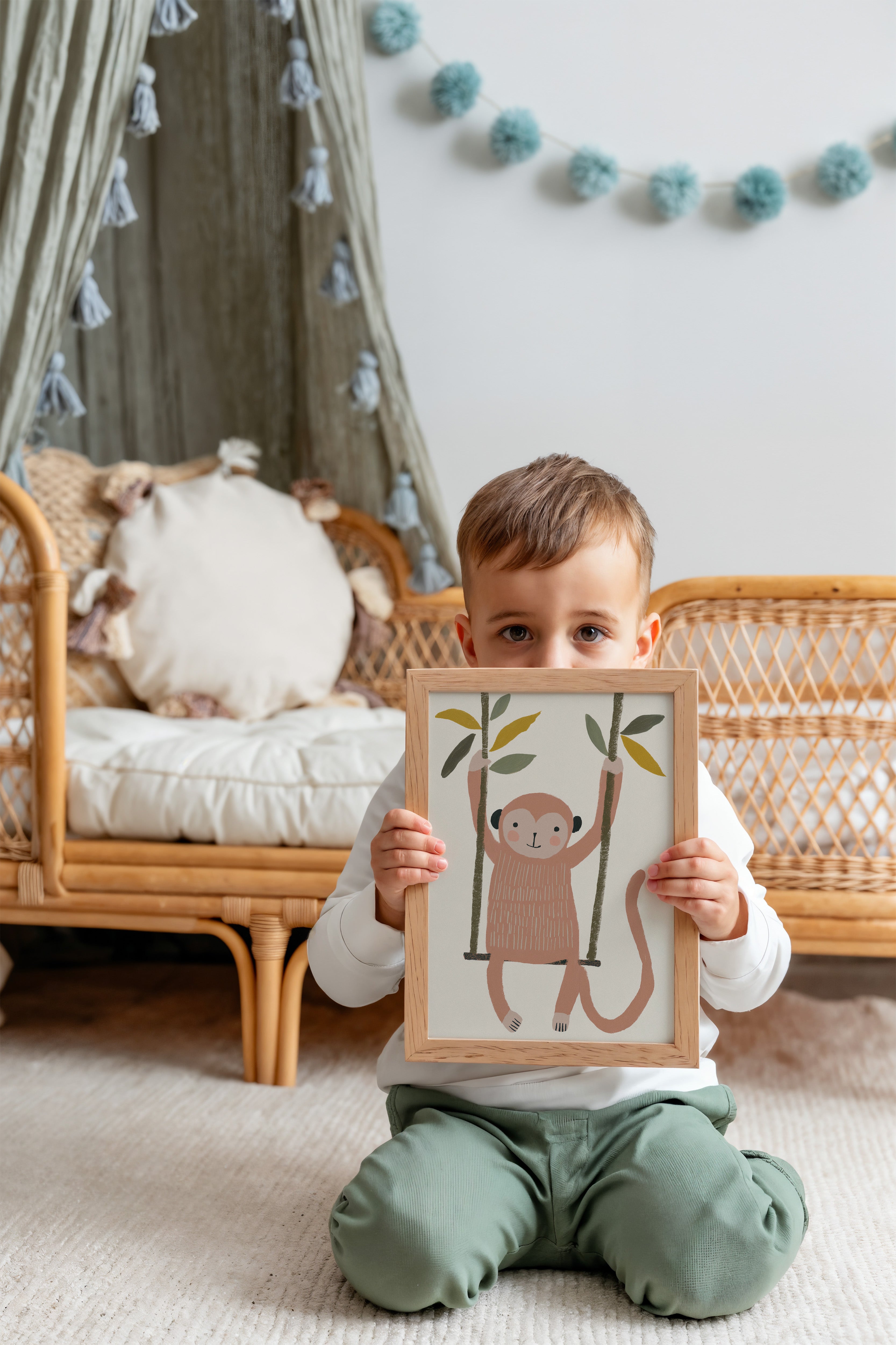 Vrolijke kinderkamer poster van een aap op een schommel die een kindje in zijn handen houdt.