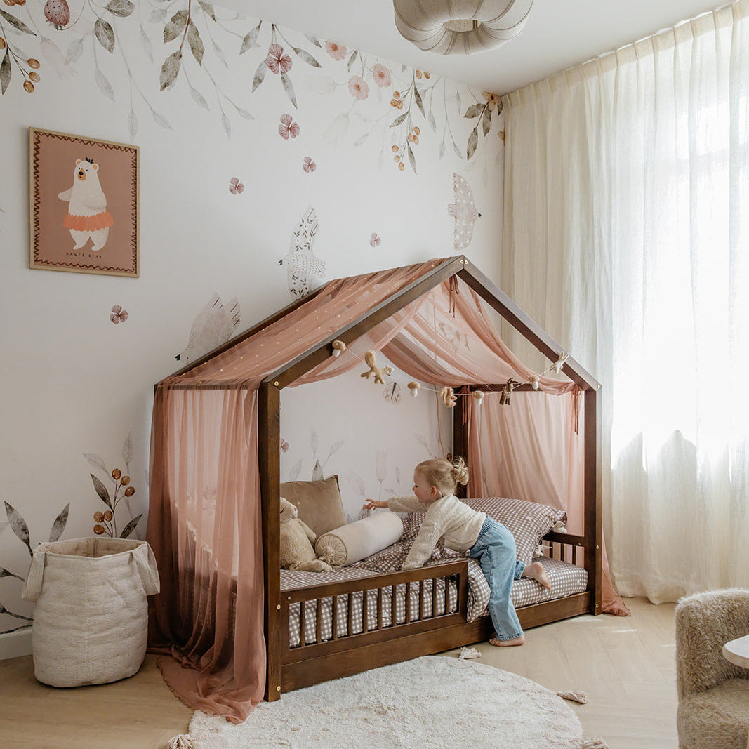 Spring Garden bloemenbehang met botanische print en kinderkamer poster Ballerina Beer in een sfeervolle kinderkamer.