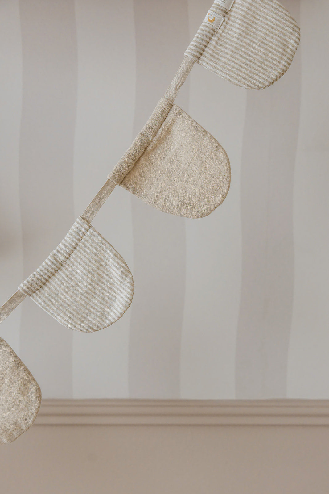 Wallpaper Wavy Stripes - beige