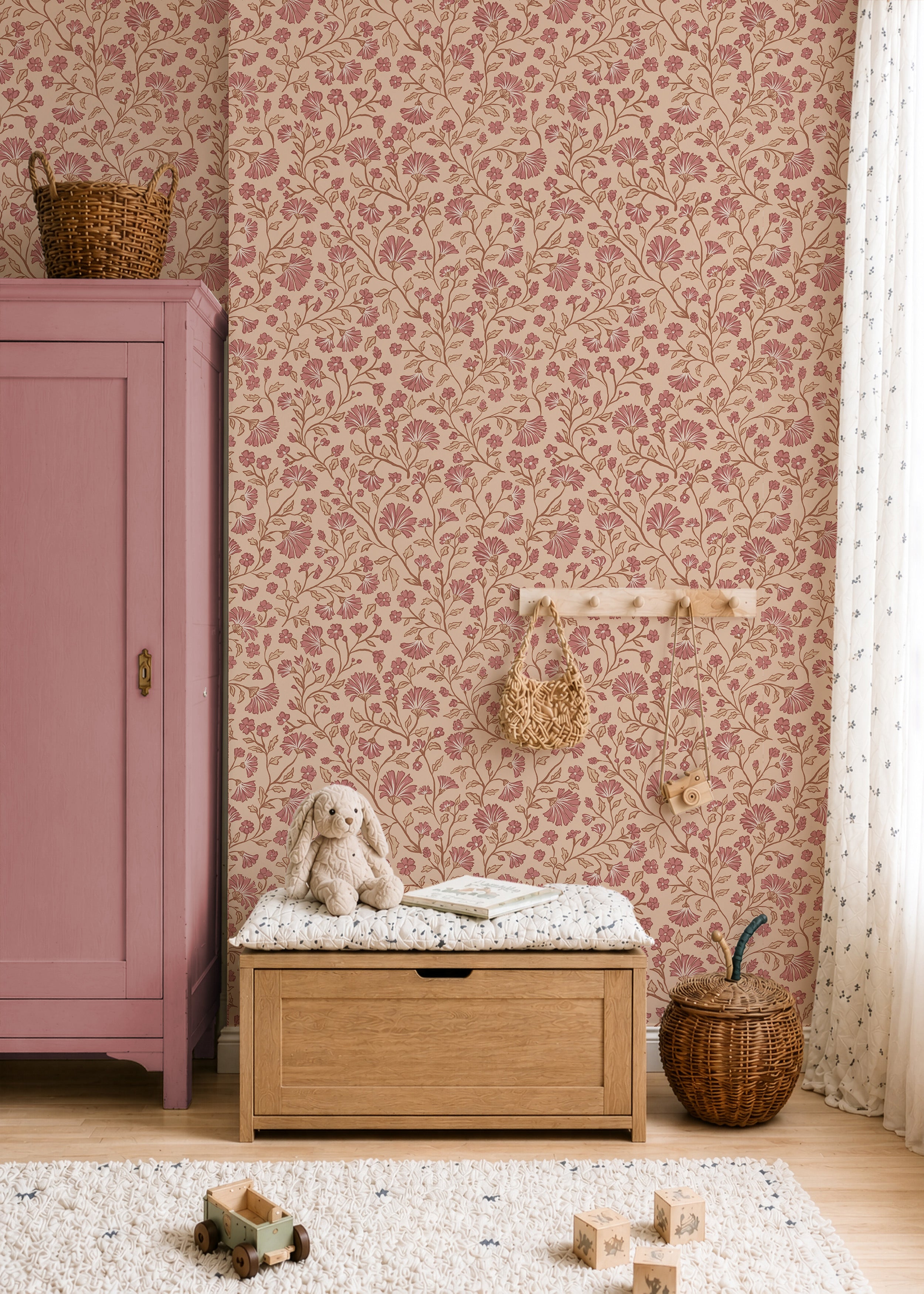 Kinderkamer met Peach Bloom warm linen bloemenbehang, roze kast en houten opbergbank