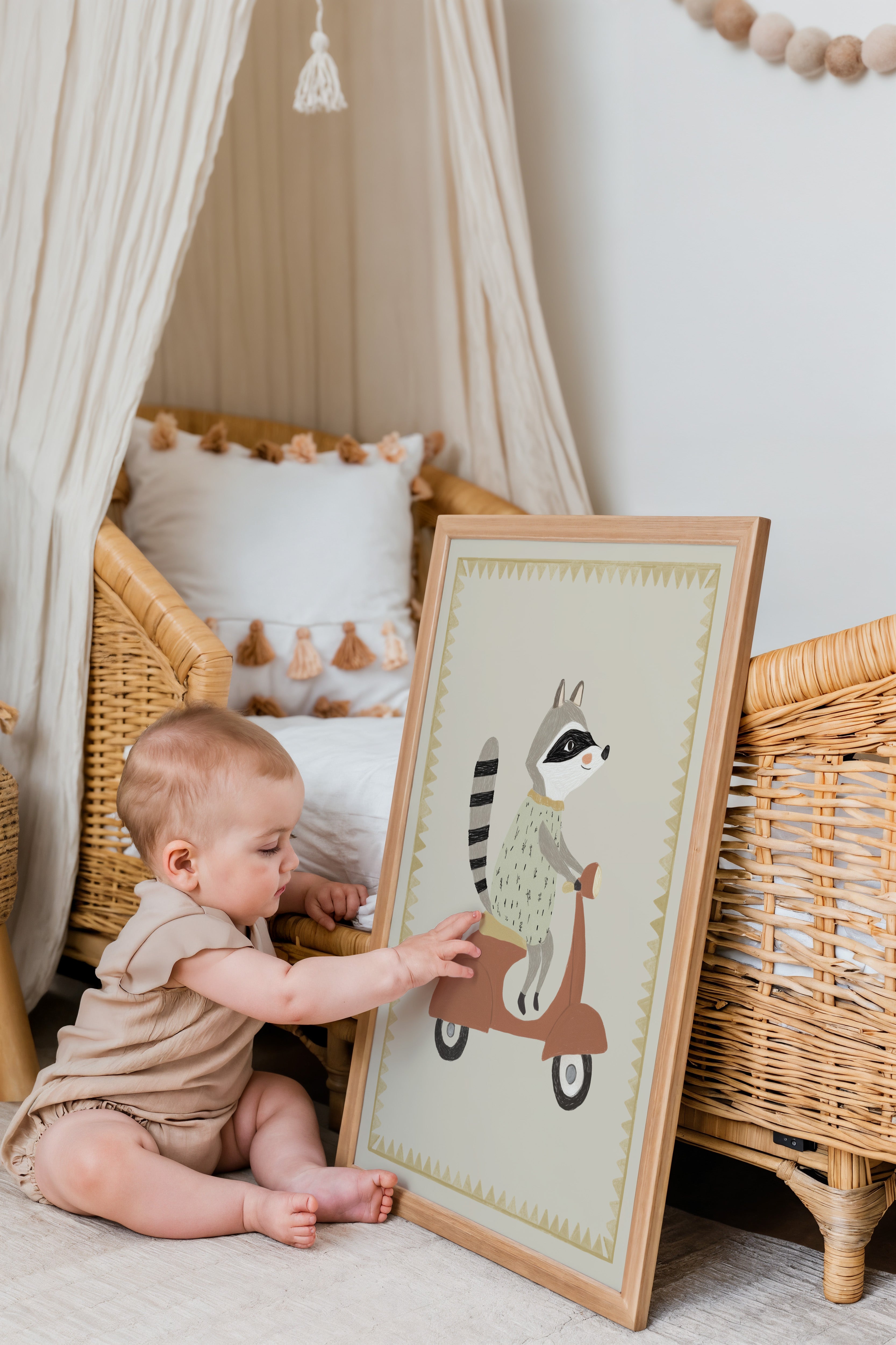 Kinderkamer print - Wasbeer op scooter