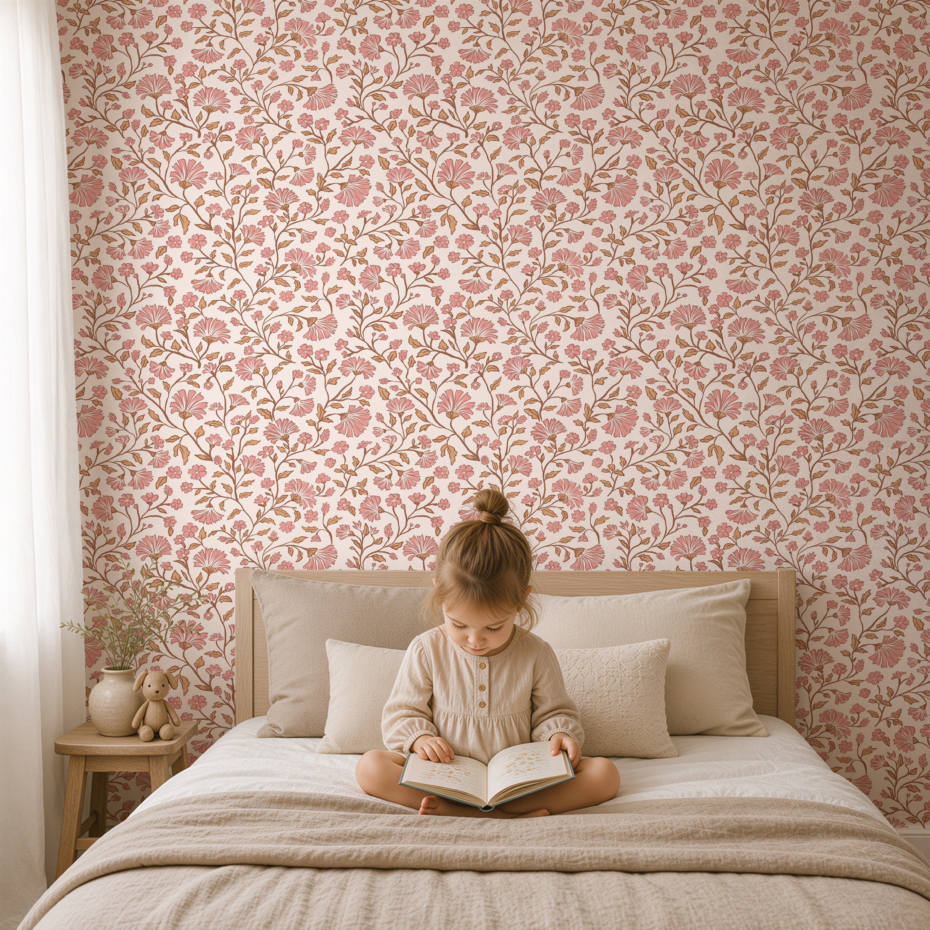 Meisje met boek op bed in kinderkamer met Peach Bloom blush ivory bloemenbehang