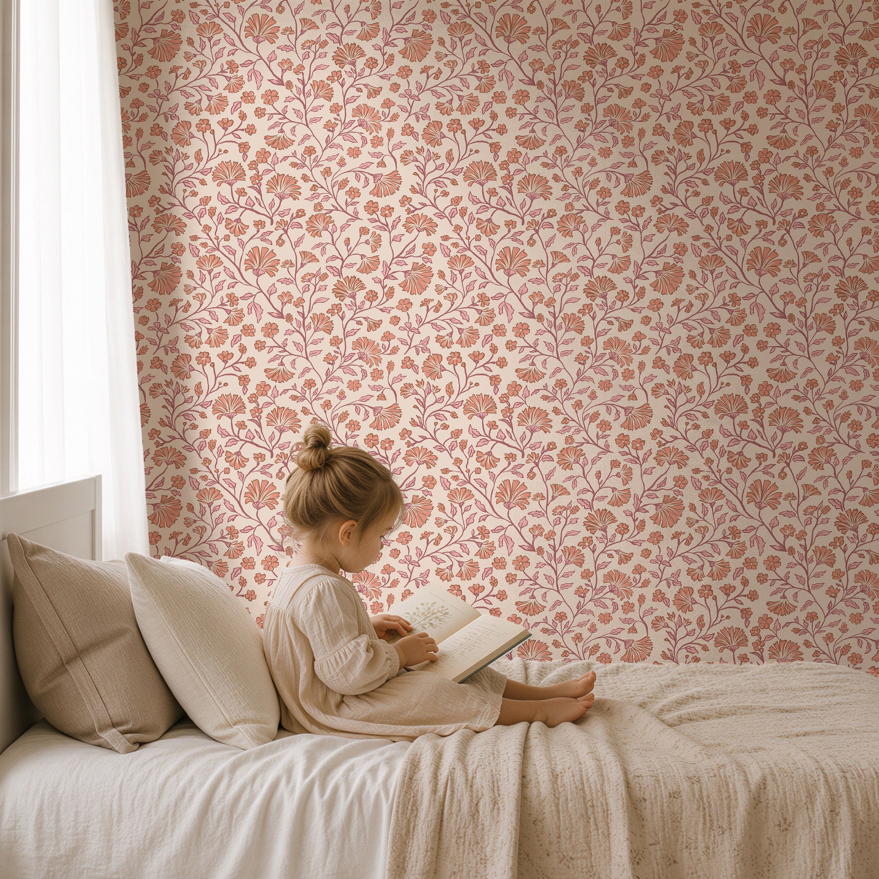Meisje met boek op bed in kinderkamer met Peach Bloom abricot rose bloemenbehang