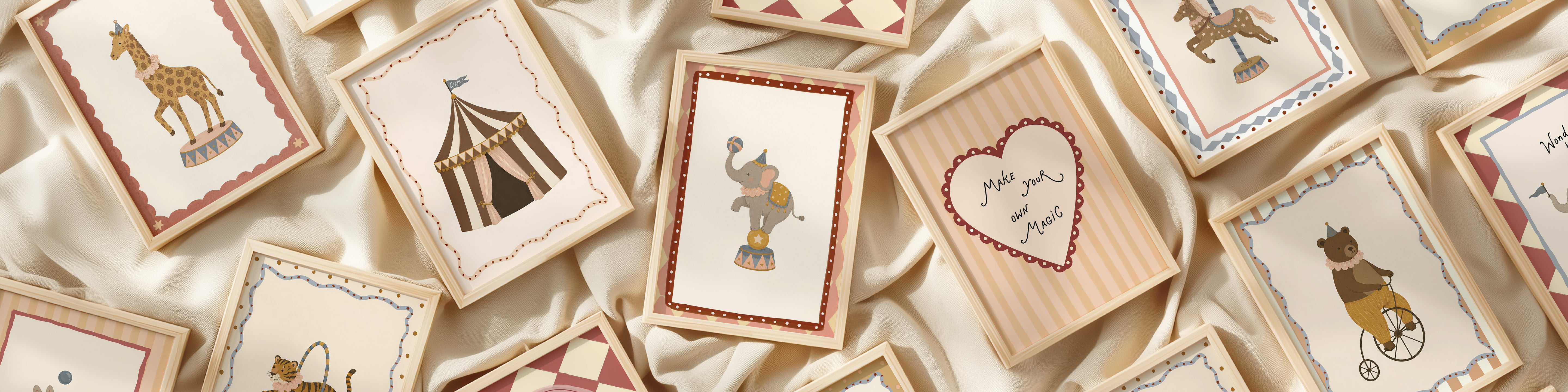Sfeerbeeld van een retro circus poster collectie voor de kinderkamer met ingelijste illustraties van een giraf, circusolifant, circustent, beer op fiets, draaimolenpaard en inspirerende teksten in zachte beige, oudroze, blauwgrijze en warme bruintinten.