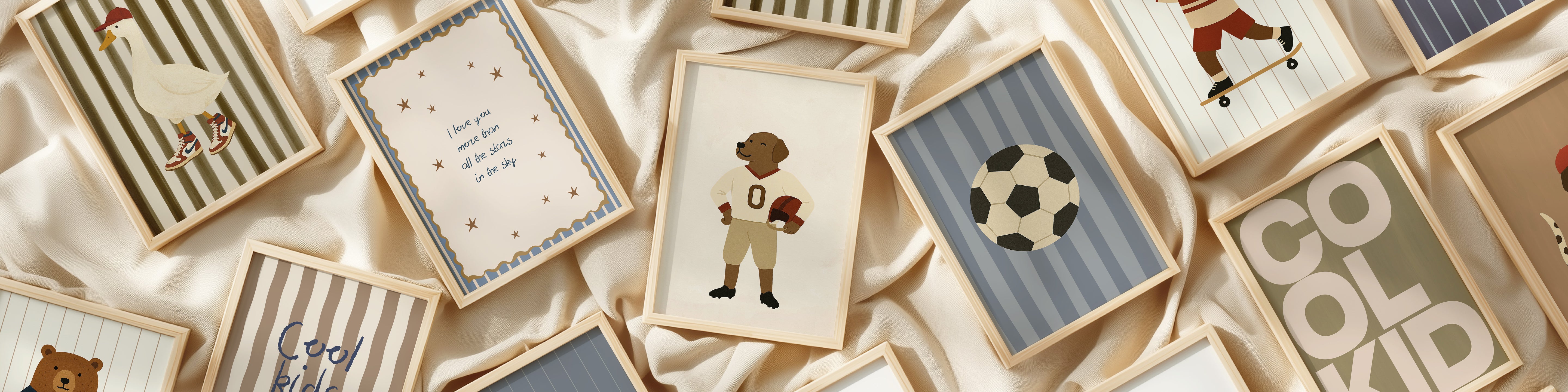 Collectie speelse kinderposters met illustraties en teksten in zachte kleuren, stijlvol ingelijst en perfect voor de kinderkamer.