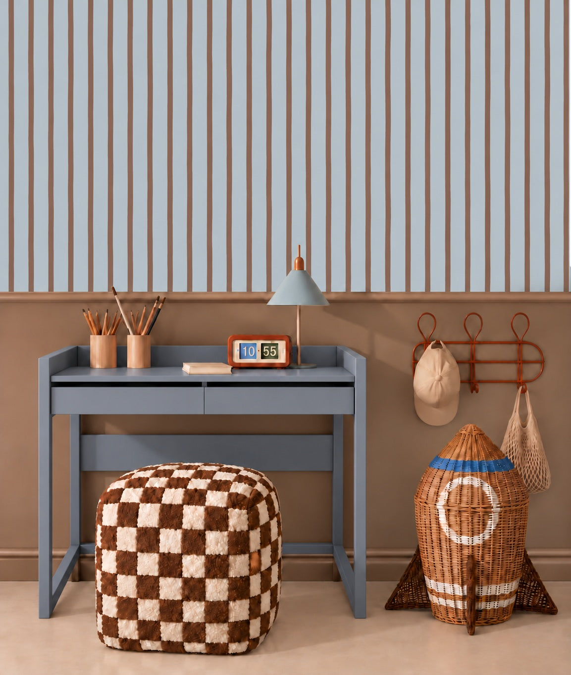 Flow Stripes - blue cacao behang als achtergrond bij een rustig ingerichte kinderkamer