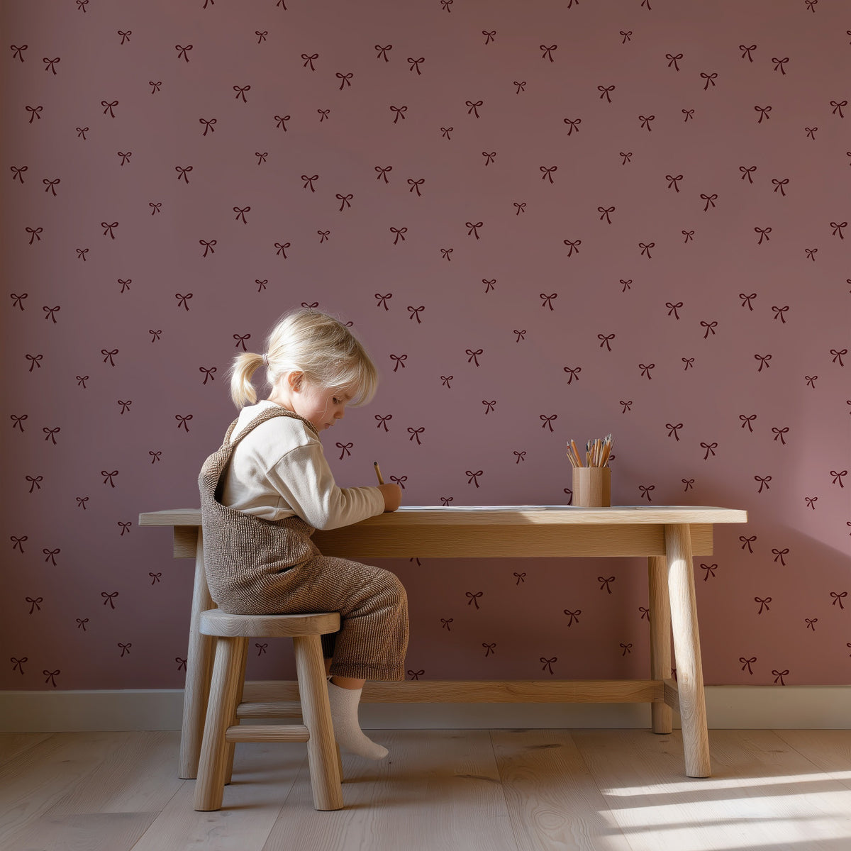Strikjes - mauve merlot behang als achtergrond bij een kind aan een houten bureau