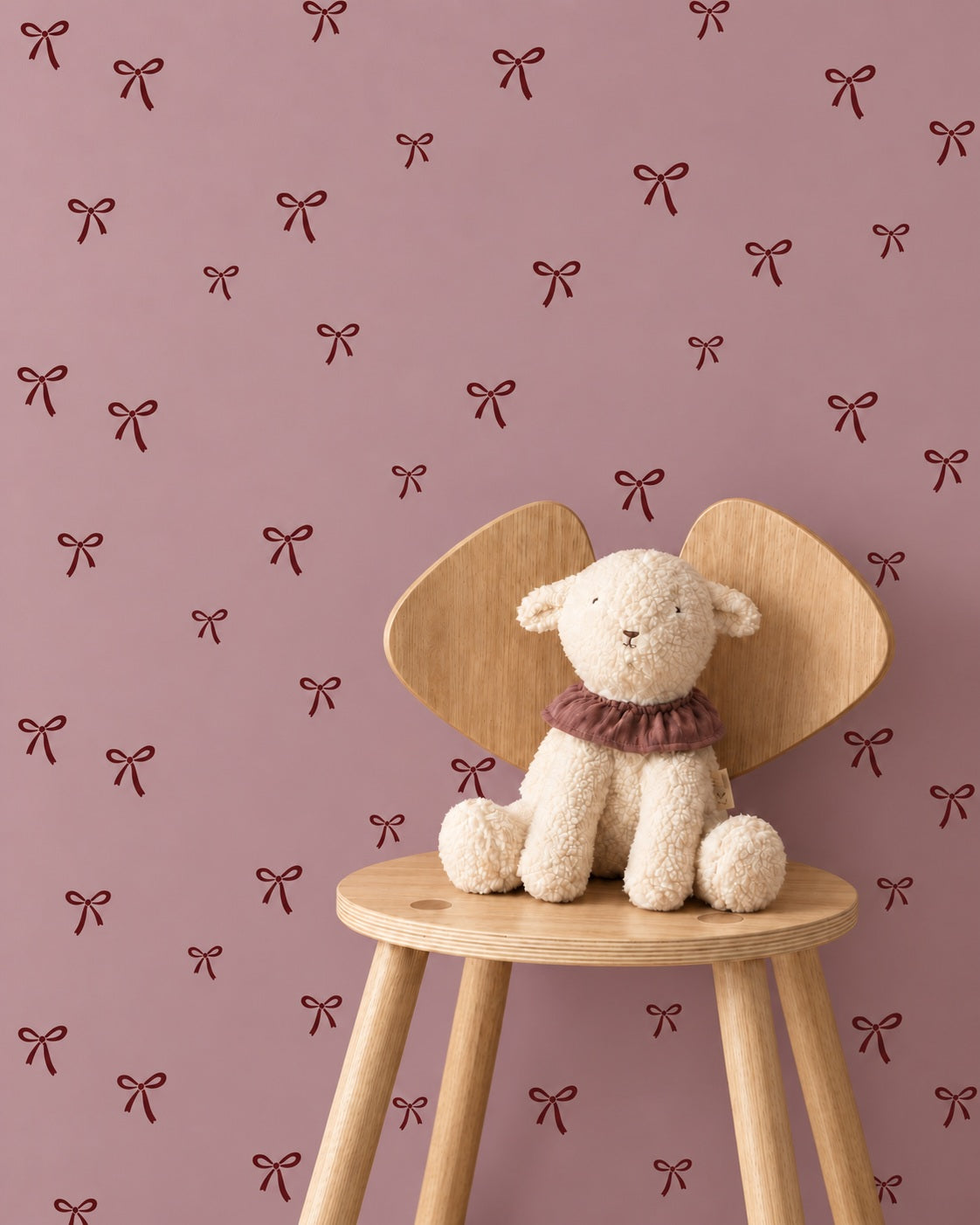 Strikjes - mauve merlot behang als achtergrond bij een houten stoel met een lamsknuffel