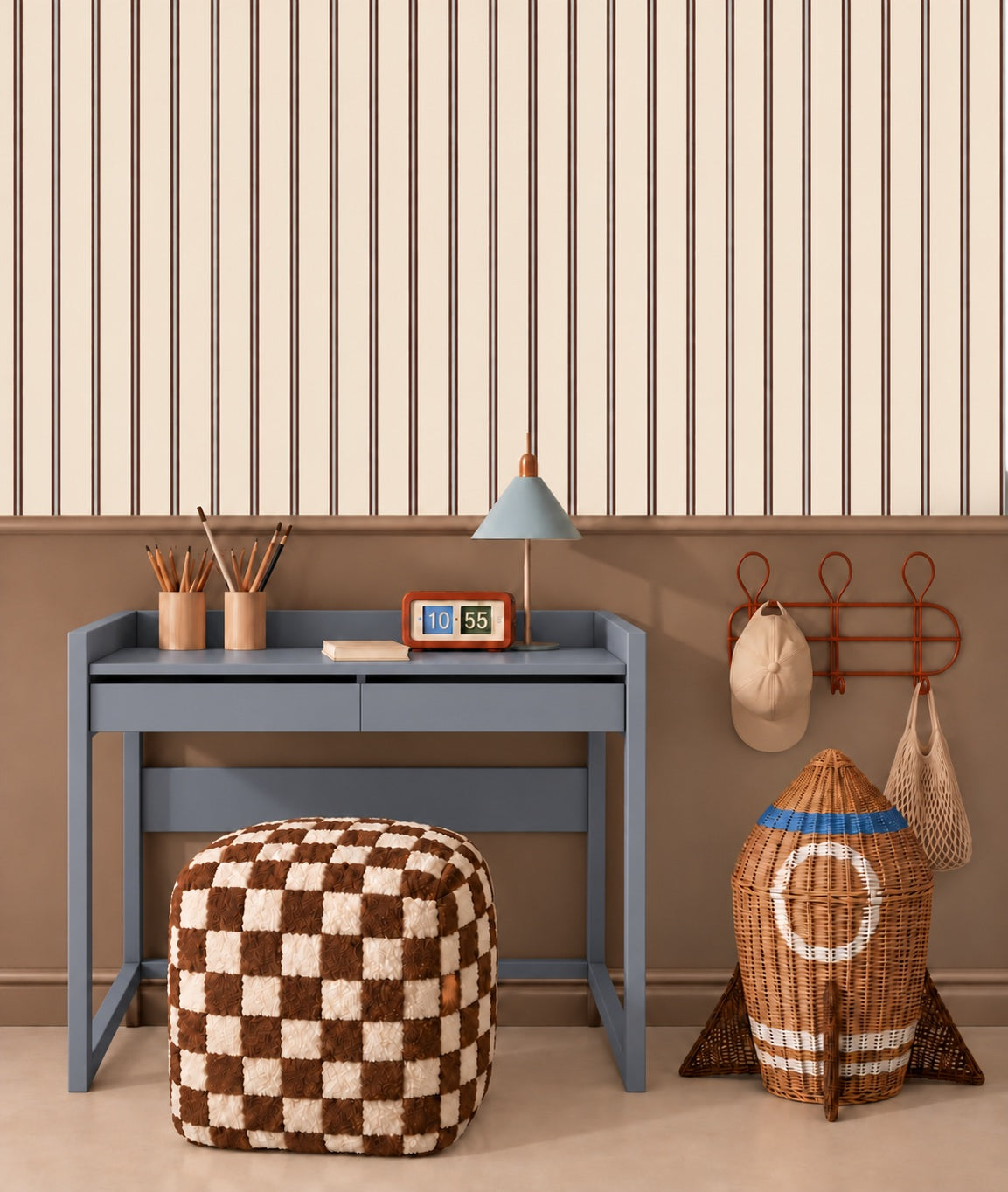 Twin Stripes - mocca mist behang als achtergrond bij een kinderbureau
