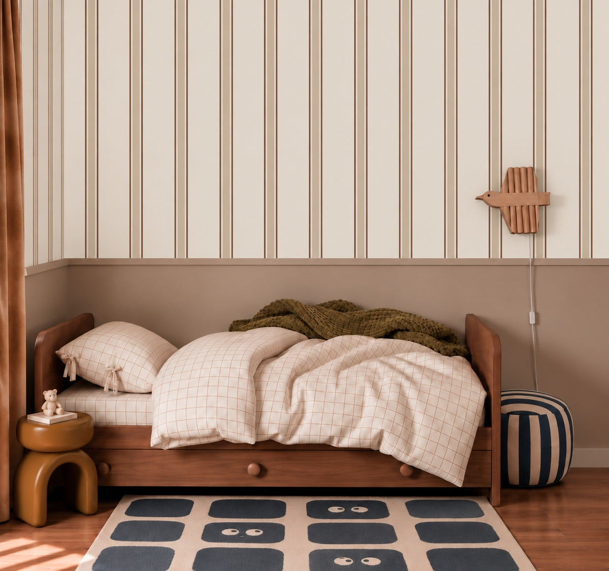 Vintage Stripes - cacao sand behang als achtergrond bij een houten bed en zachte stoffen
