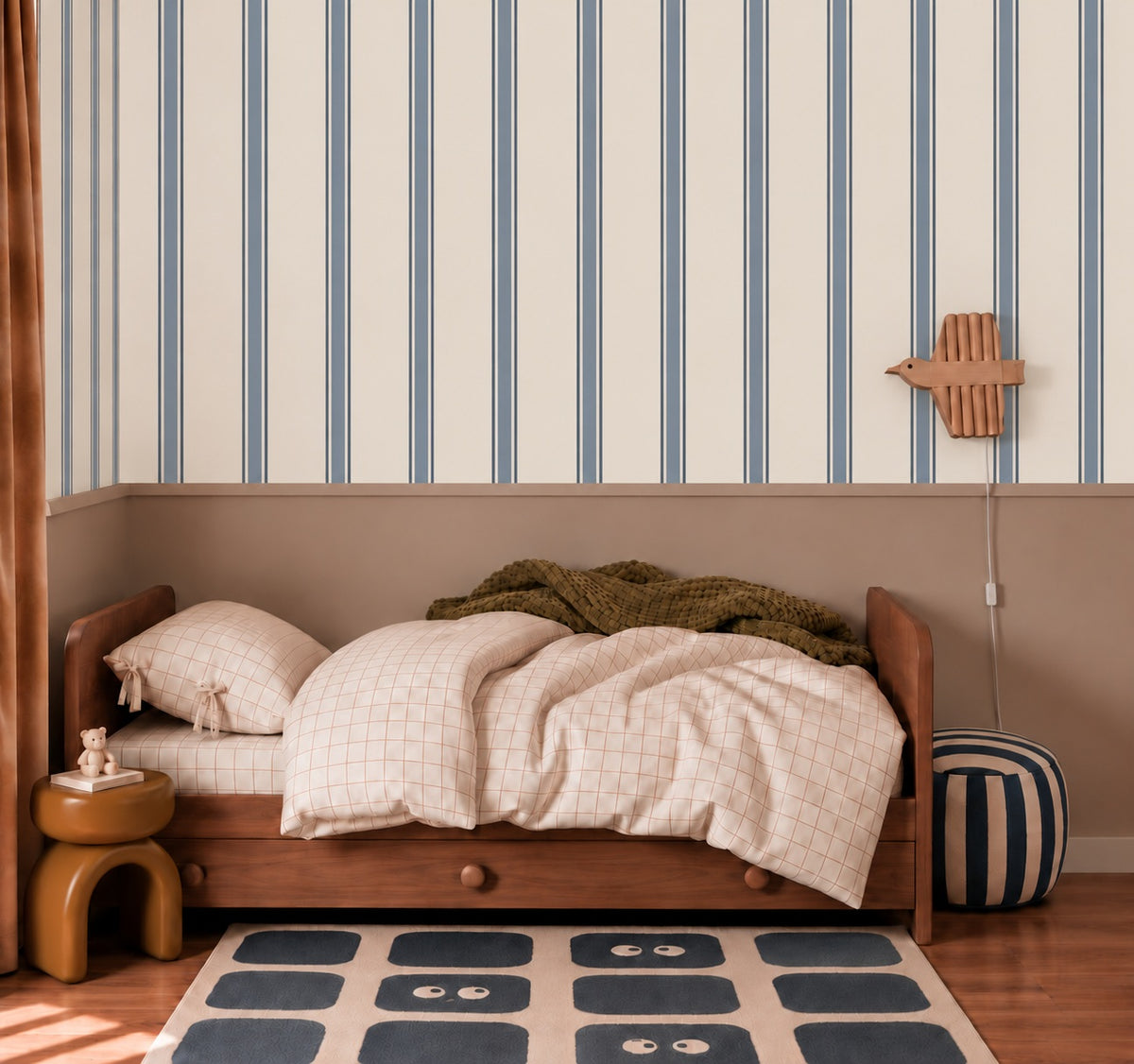Vintage Stripes - dusty denim behang als achtergrond bij een houten bed en zachte stoffen