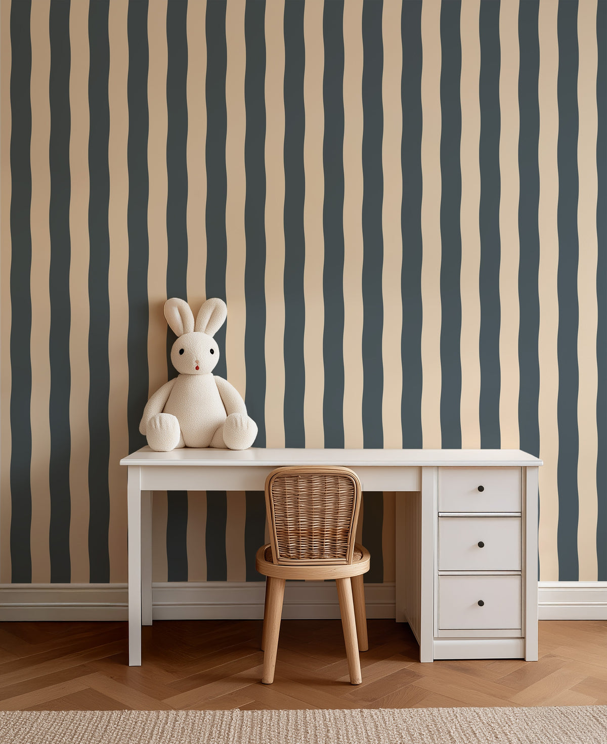 Wavy Stripes - navy behang als achtergrond bij een kinderbureau