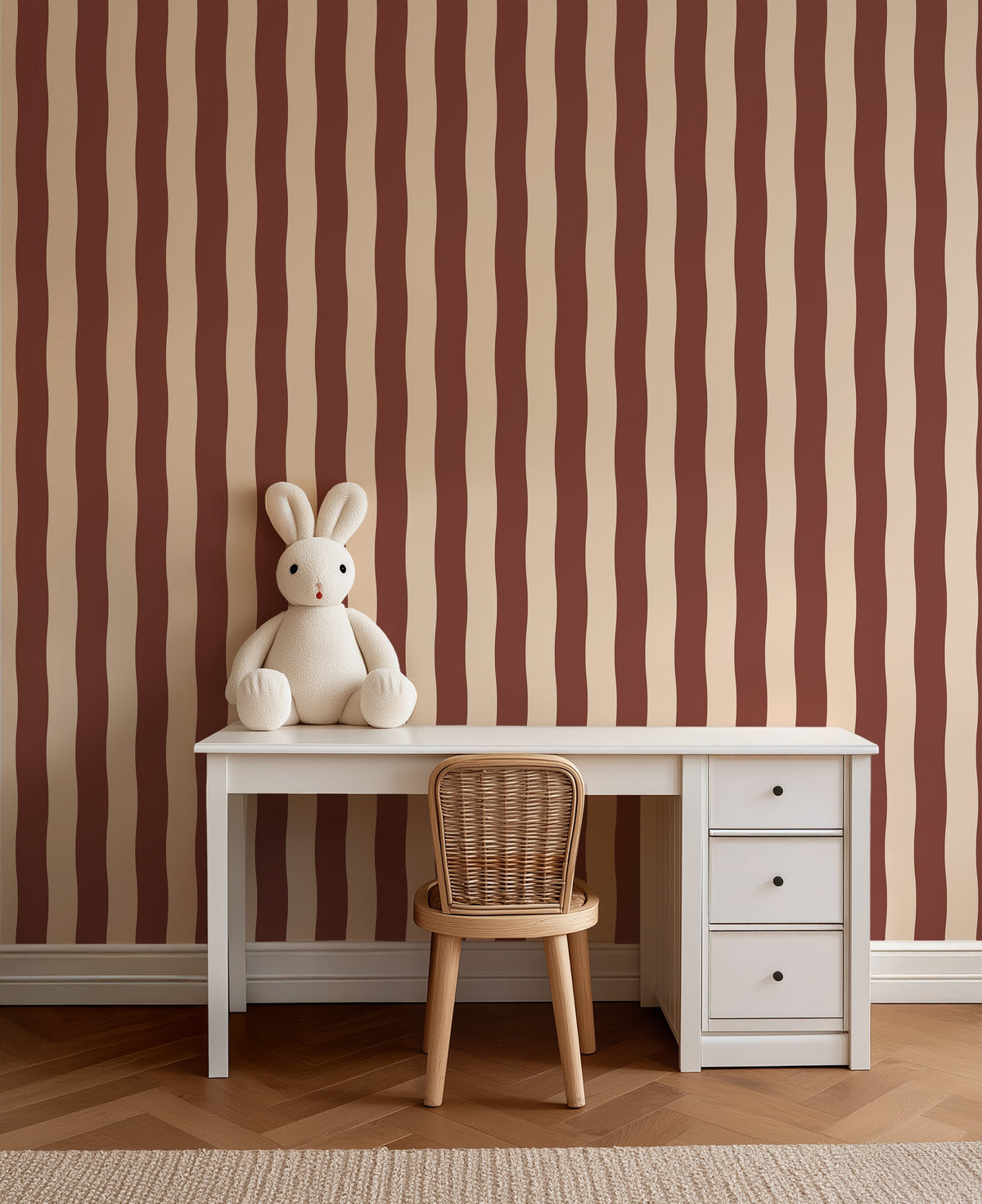 Wavy Stripes - soft burgundy behang als achtergrond bij een kinderbureau