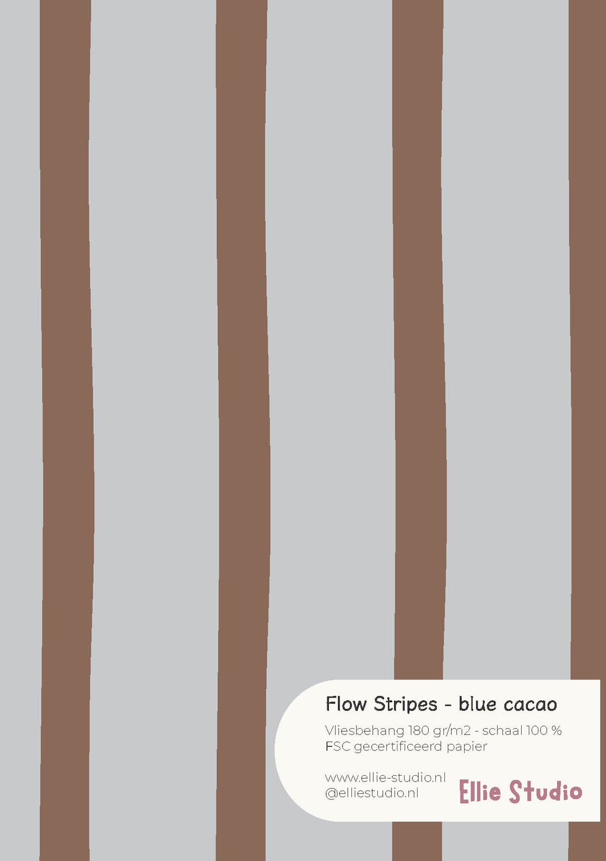 A4 behangstaal Flow Stripes - blue cacao van ELLIE Studio: zacht blauwgrijs met cacaobruine strepen