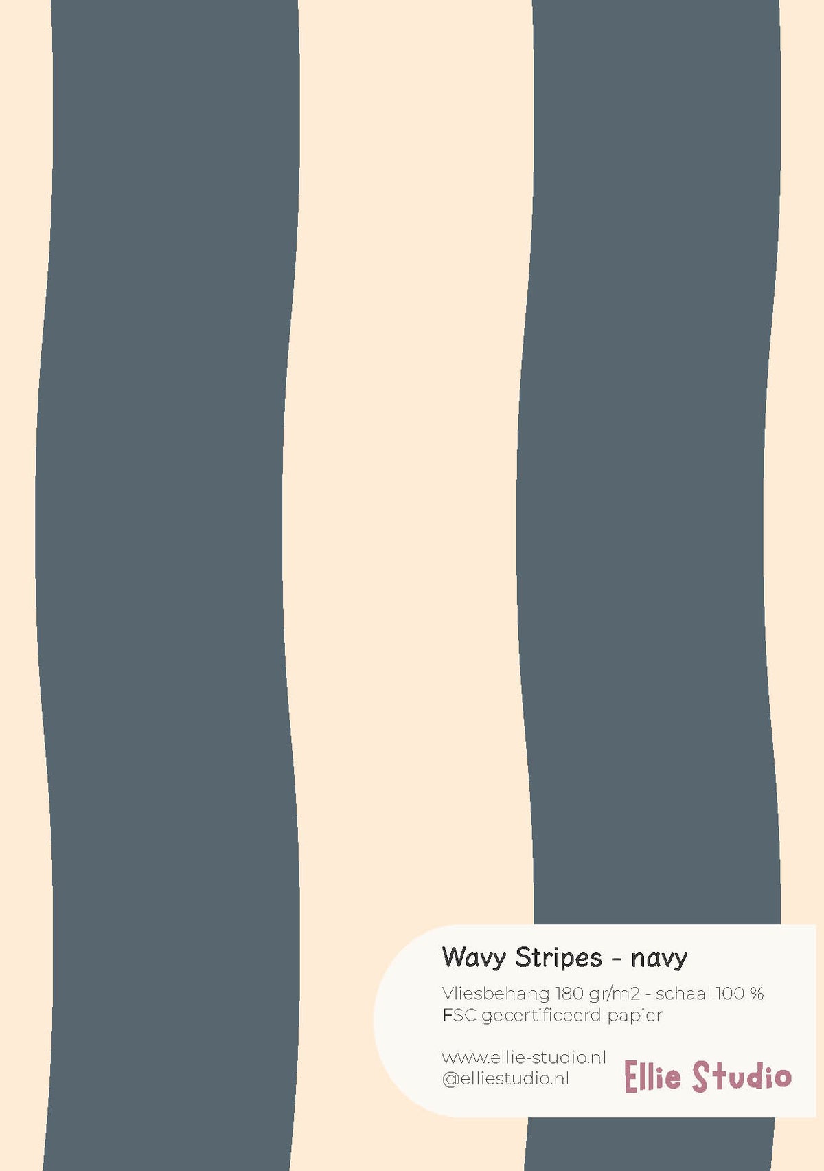 A4 behangstaal Wavy Stripes - navy van ELLIE Studio: navyblauw met vanillecrème golvende strepen