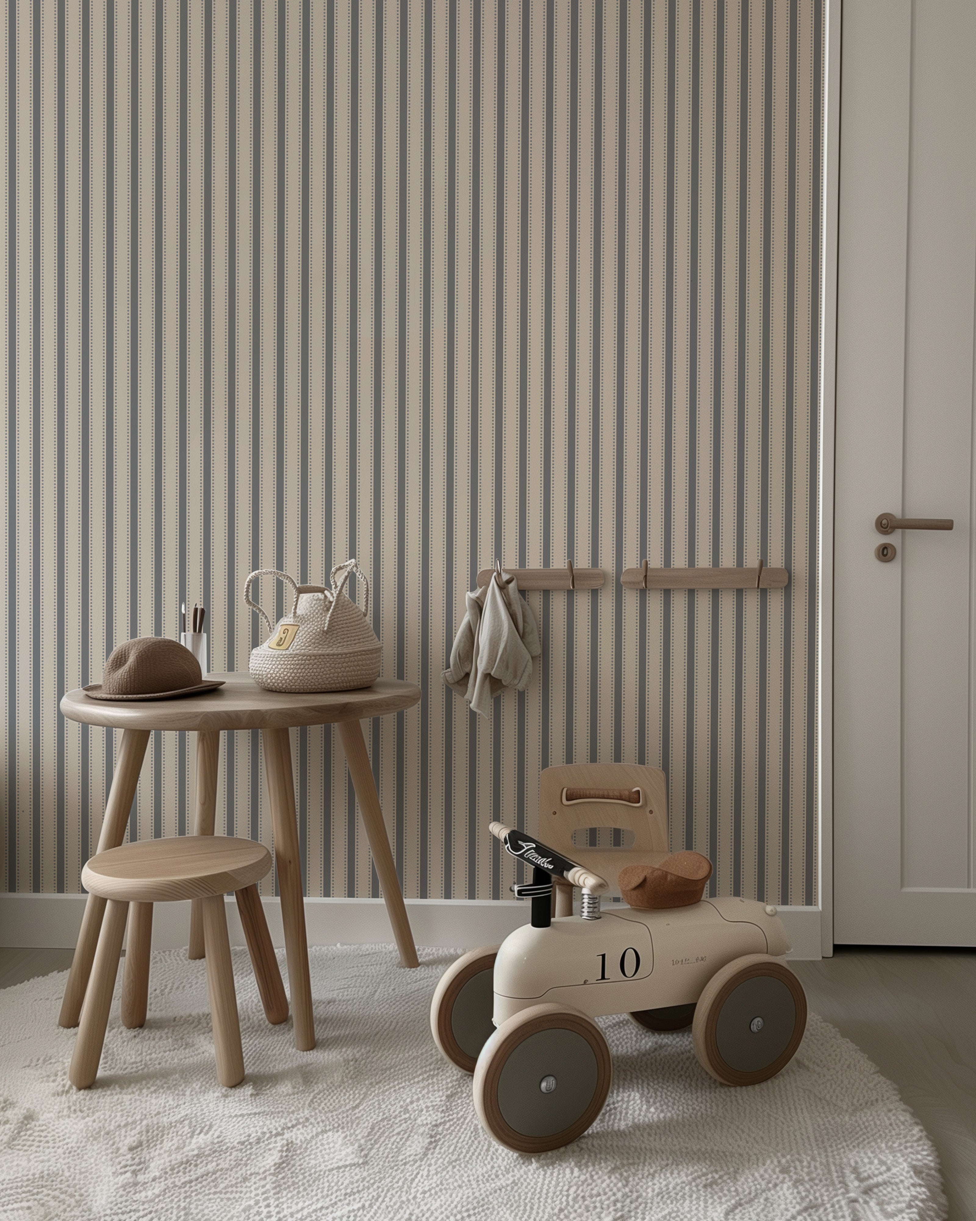 Dotted Stripes Dusty Blue behang in een jongenskamer met houten tafel en retro loopauto