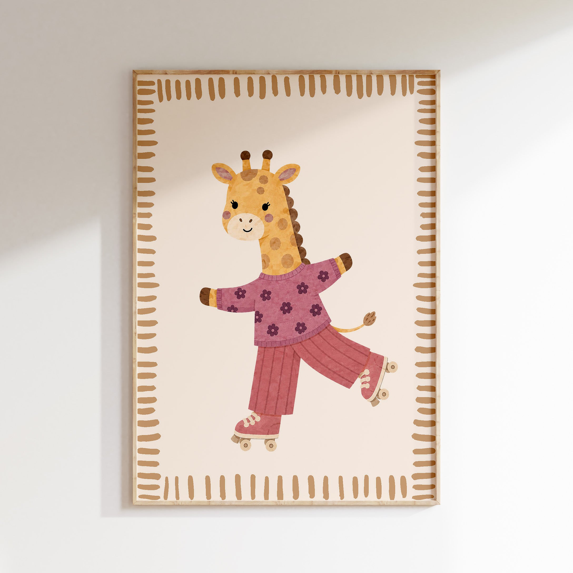 Giraf op rolschaatsen poster met roze retro bloemenoutfit