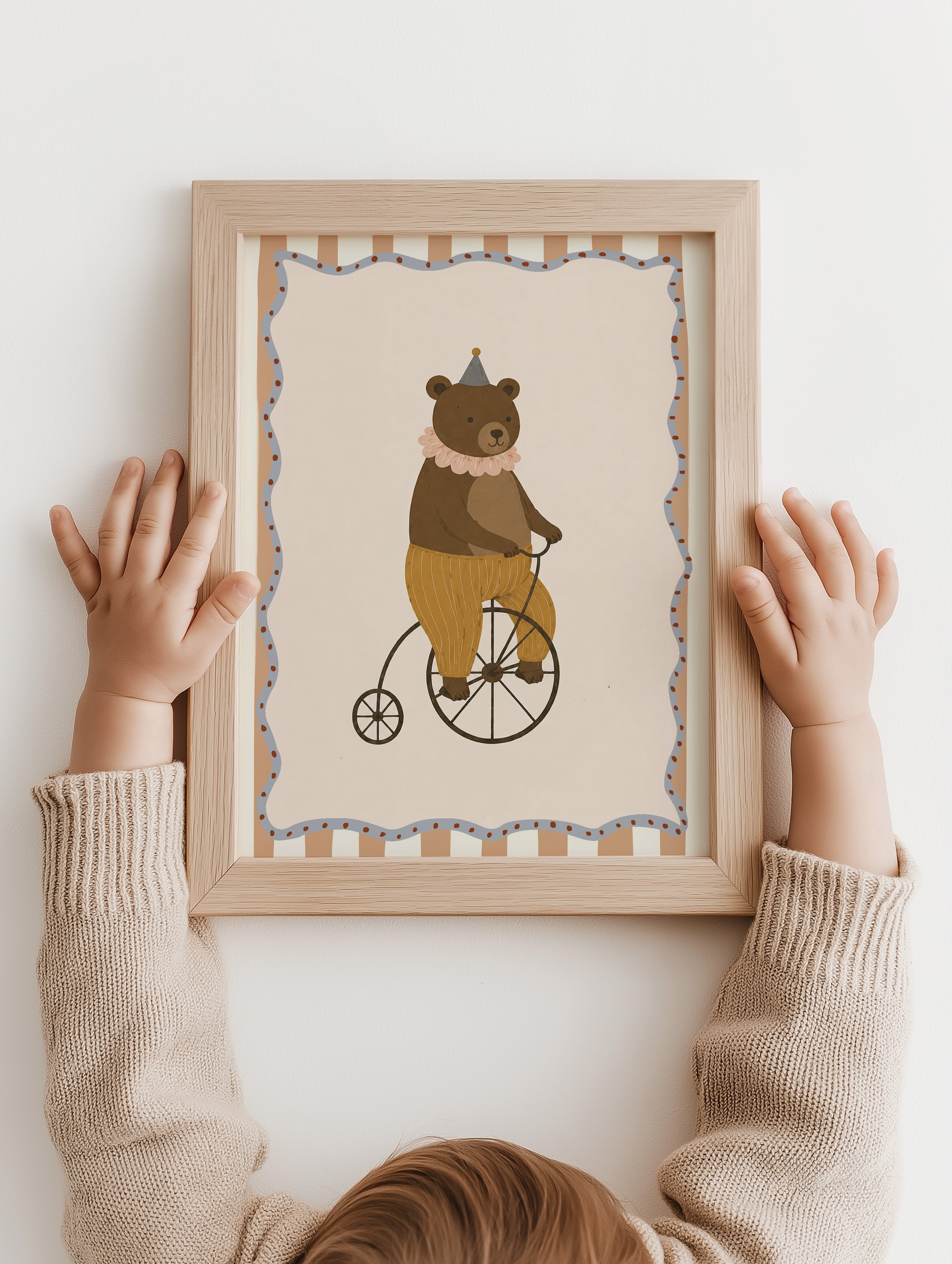 Kinderkamer poster met een circusbeer op een vintage eenwieler in warme beige, bruine en lichtblauwe tinten