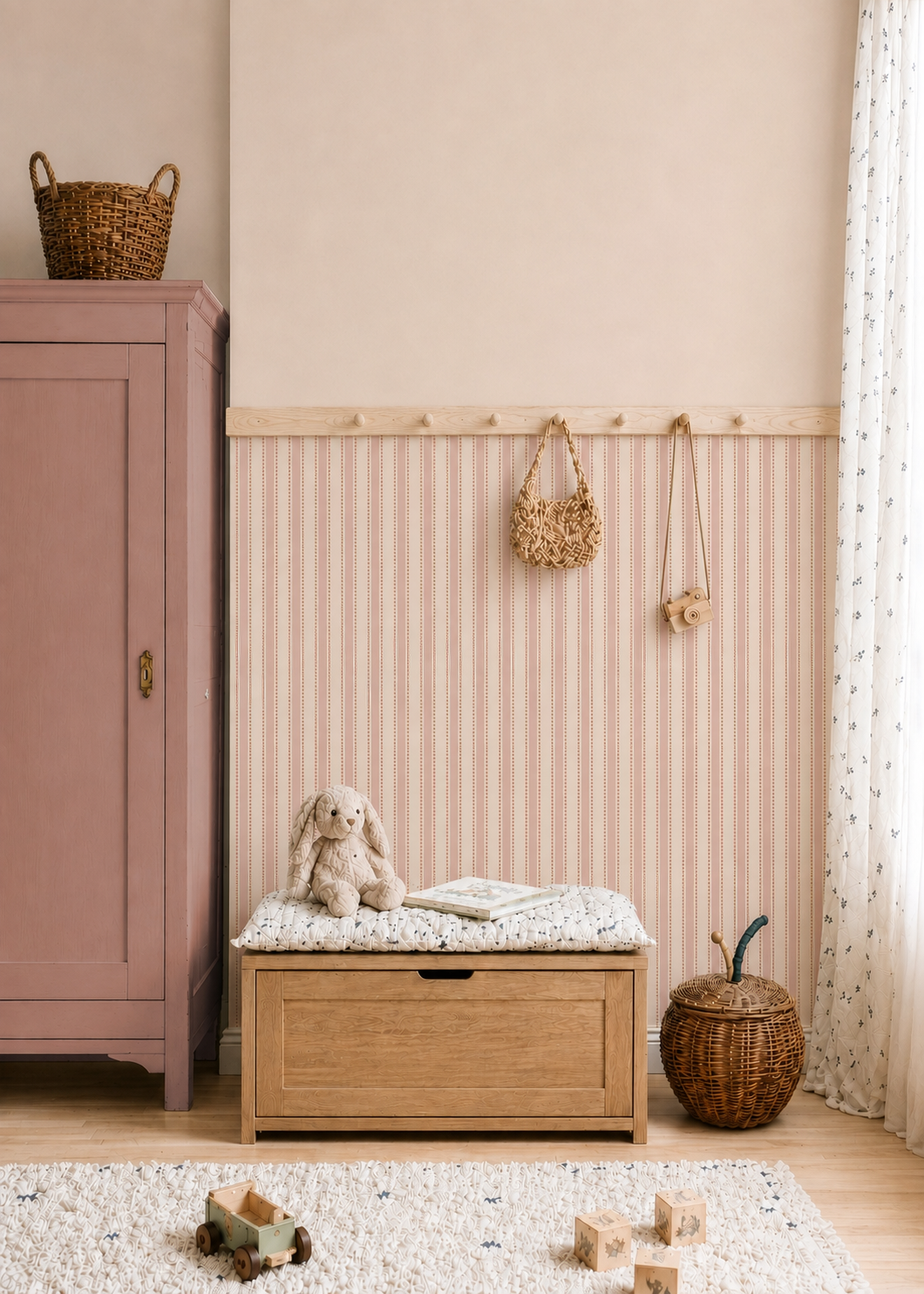 Meisjeskamer met dotted stripes berry blush als lambrisering