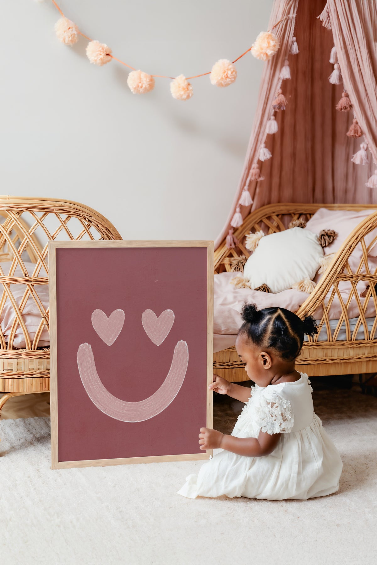 Hartjes Smiley poster in een warme meisjeskamer naast een rotan bed