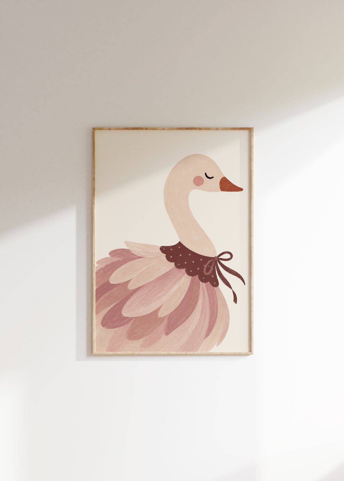 Sierlijke zwaan poster met witte zwaan, roze veren en bordeauxrode strik in een houten lijst