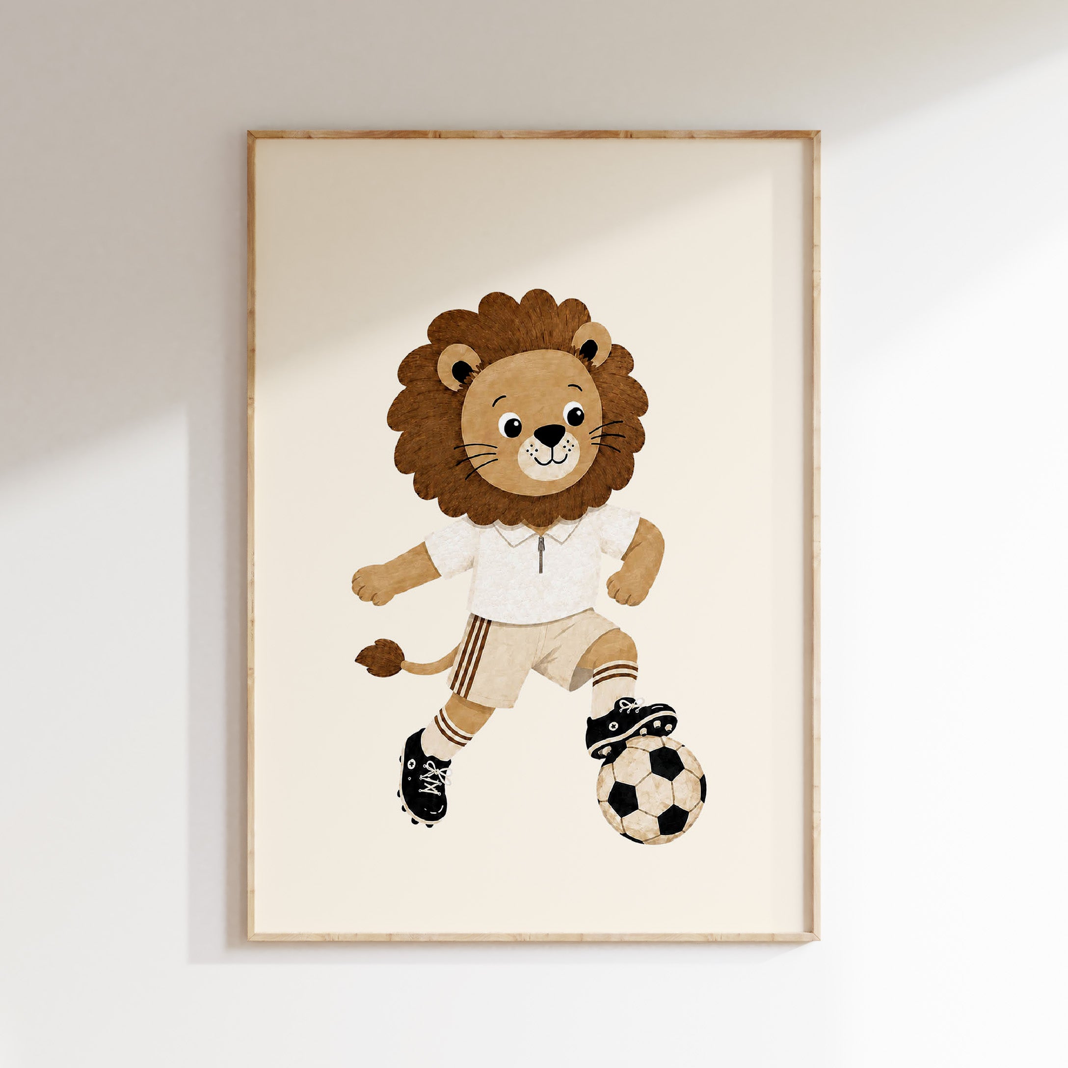 Kinderkamer poster met vrolijke leeuw in voetbaltenue en zwart-witte voetbal
