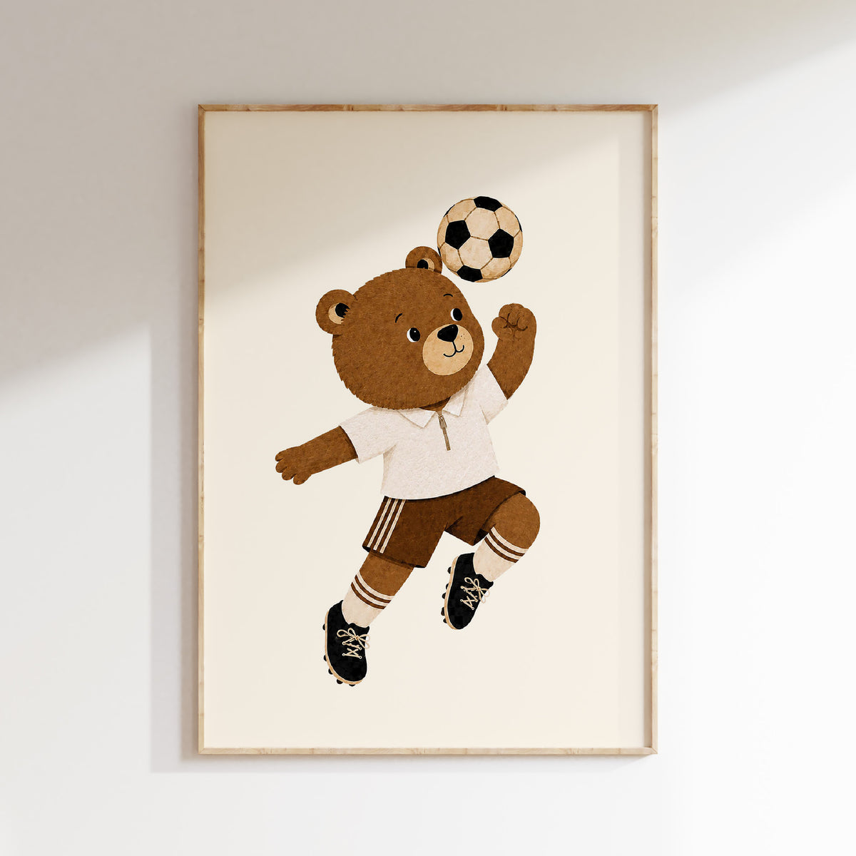 Kinderkamer poster met bruine beer in voetbaltenue die een kopbal maakt