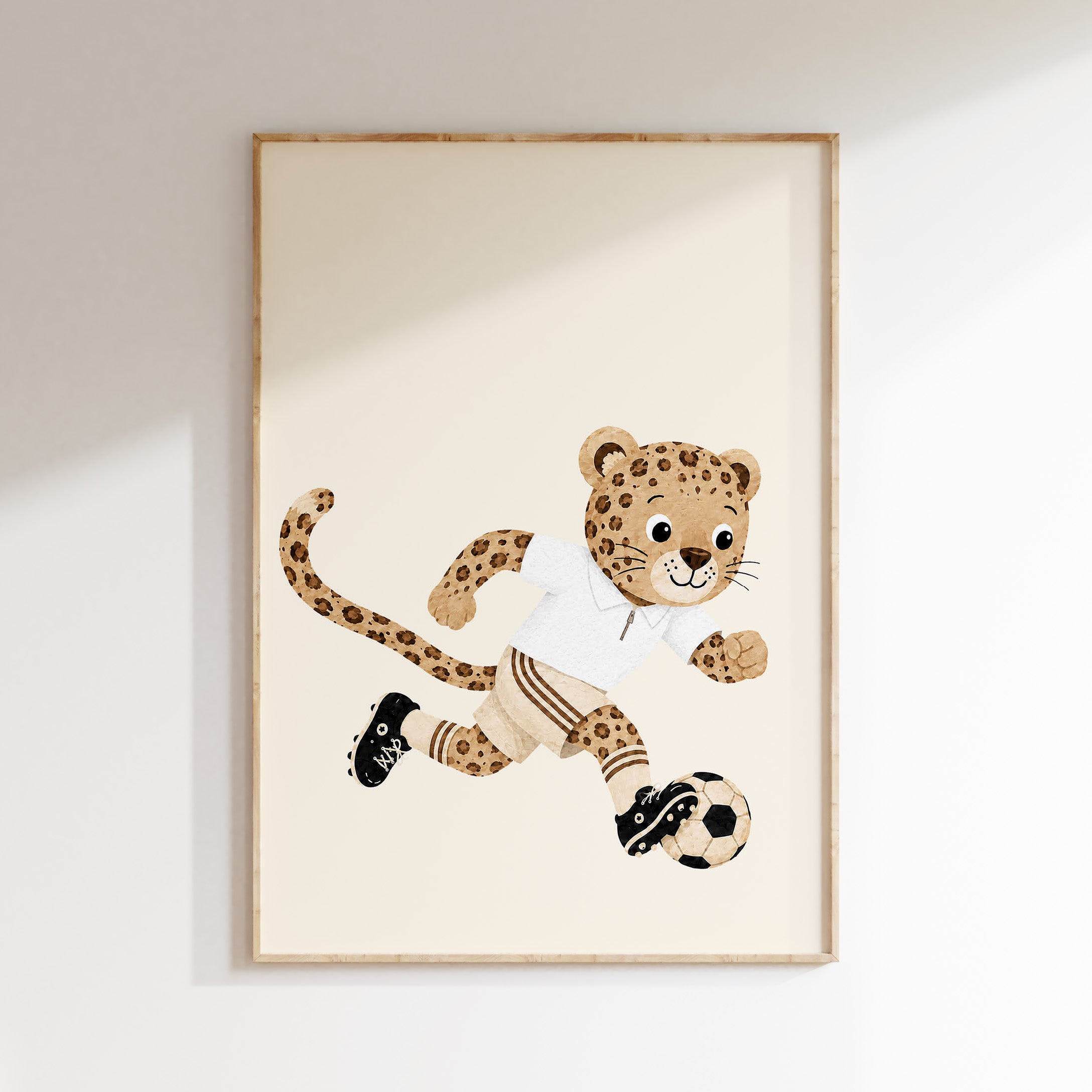 Kinderkamer poster met sprintend luipaard in voetbaltenue en zwart-witte voetbal