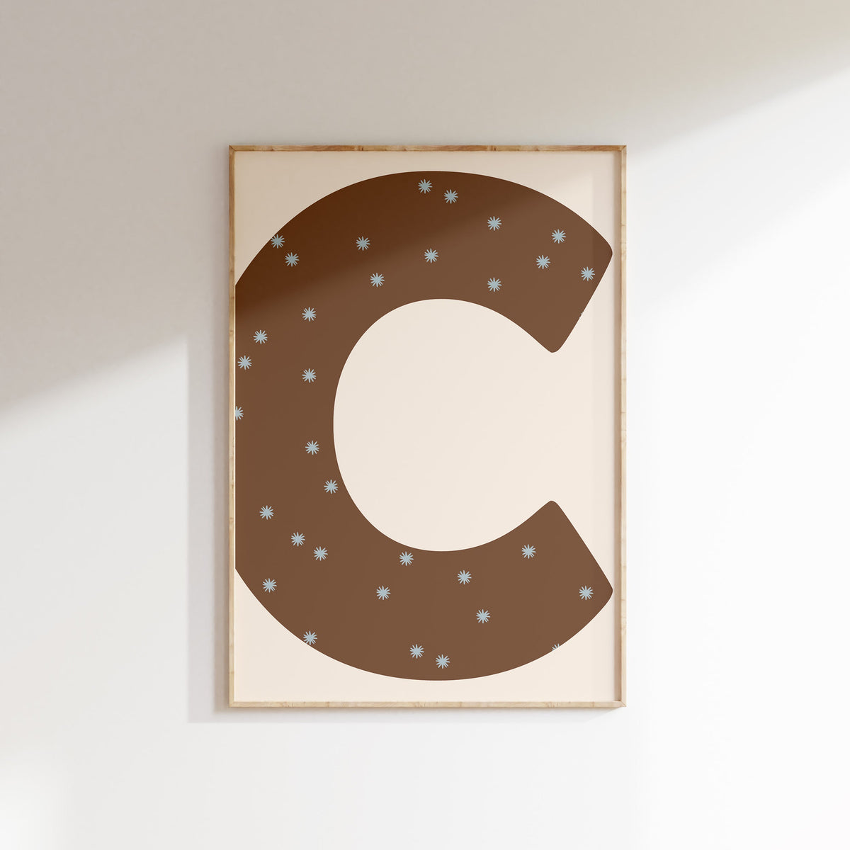 Letterposter Stars brown met grote initiaal en kleine sterretjes