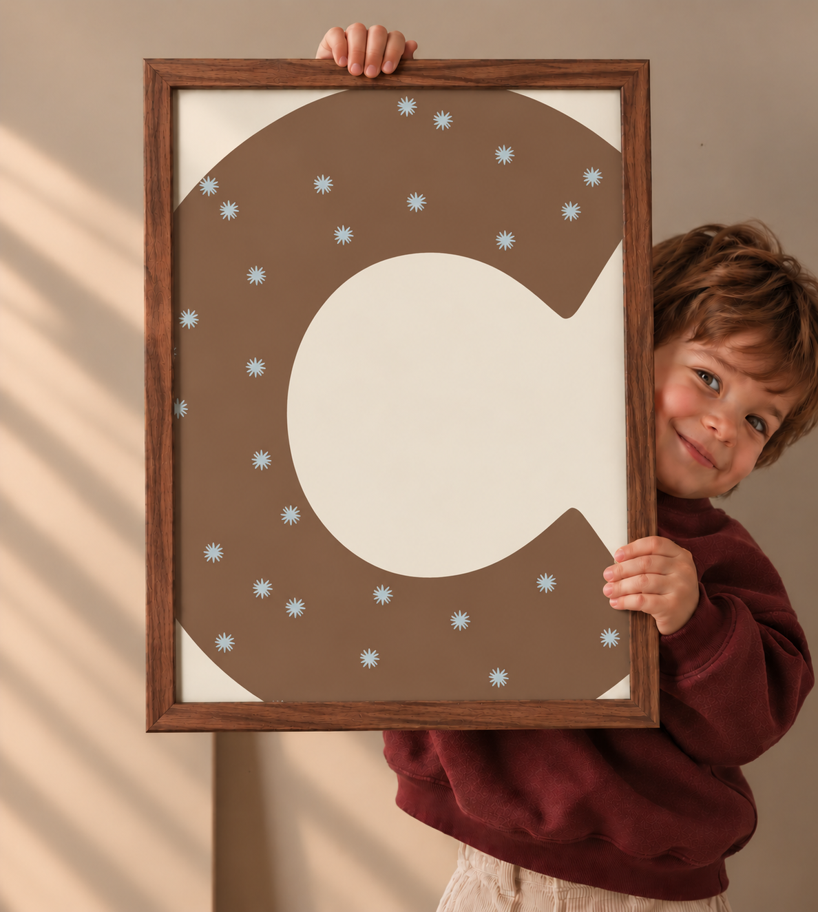 Jongen met gepersonaliseerde bruine Letterposter Stars