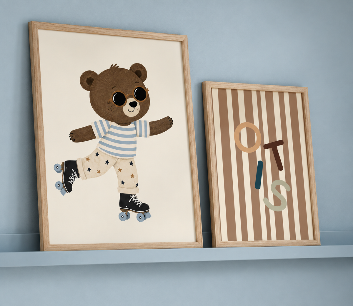 Naamposter Letterpret teddy brown in een blauwe jongenskamer