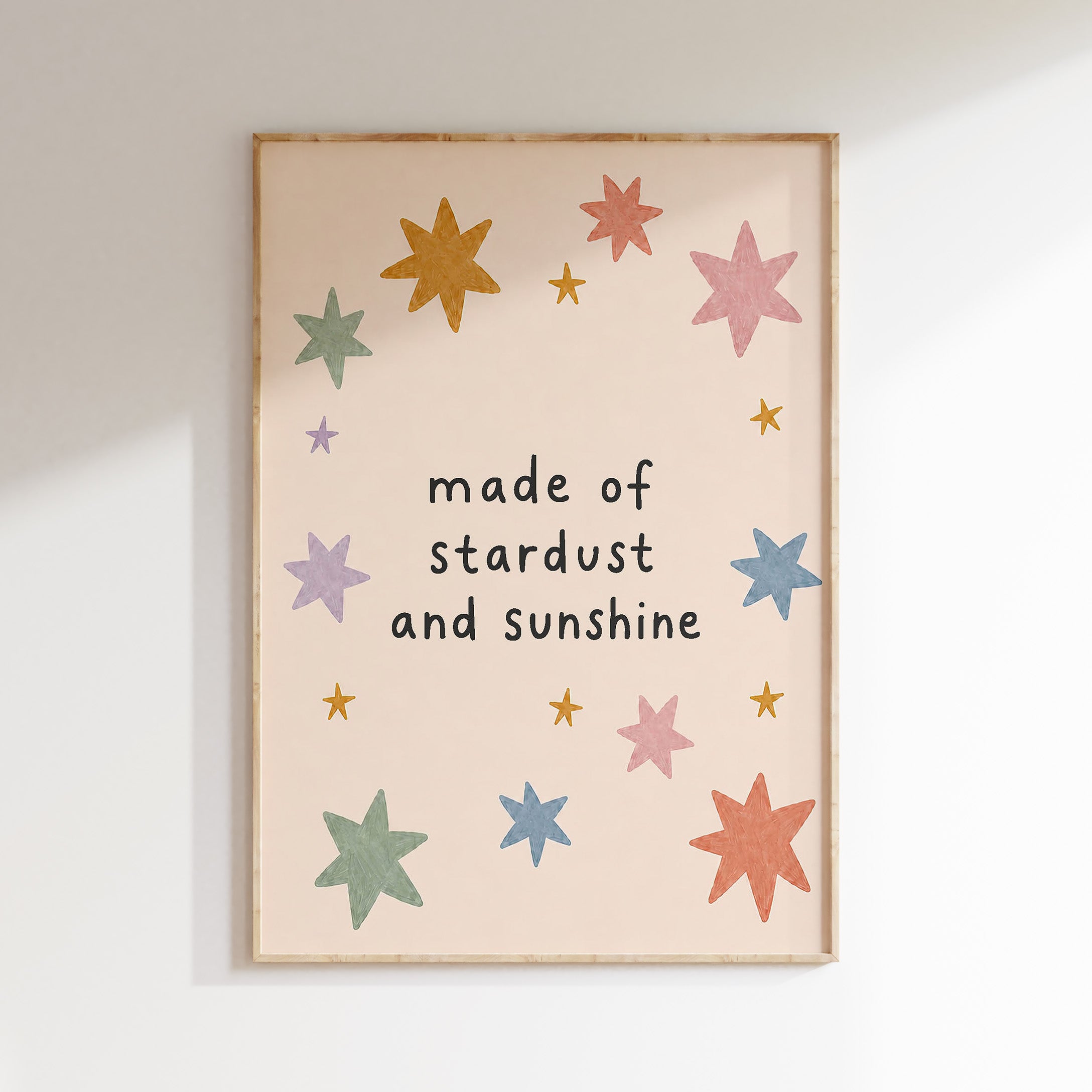 Kinderkamerposter Made of Stardust and Sunshine met handgetekende sterren in zachte pasteltinten op een crèmekleurige achtergrond