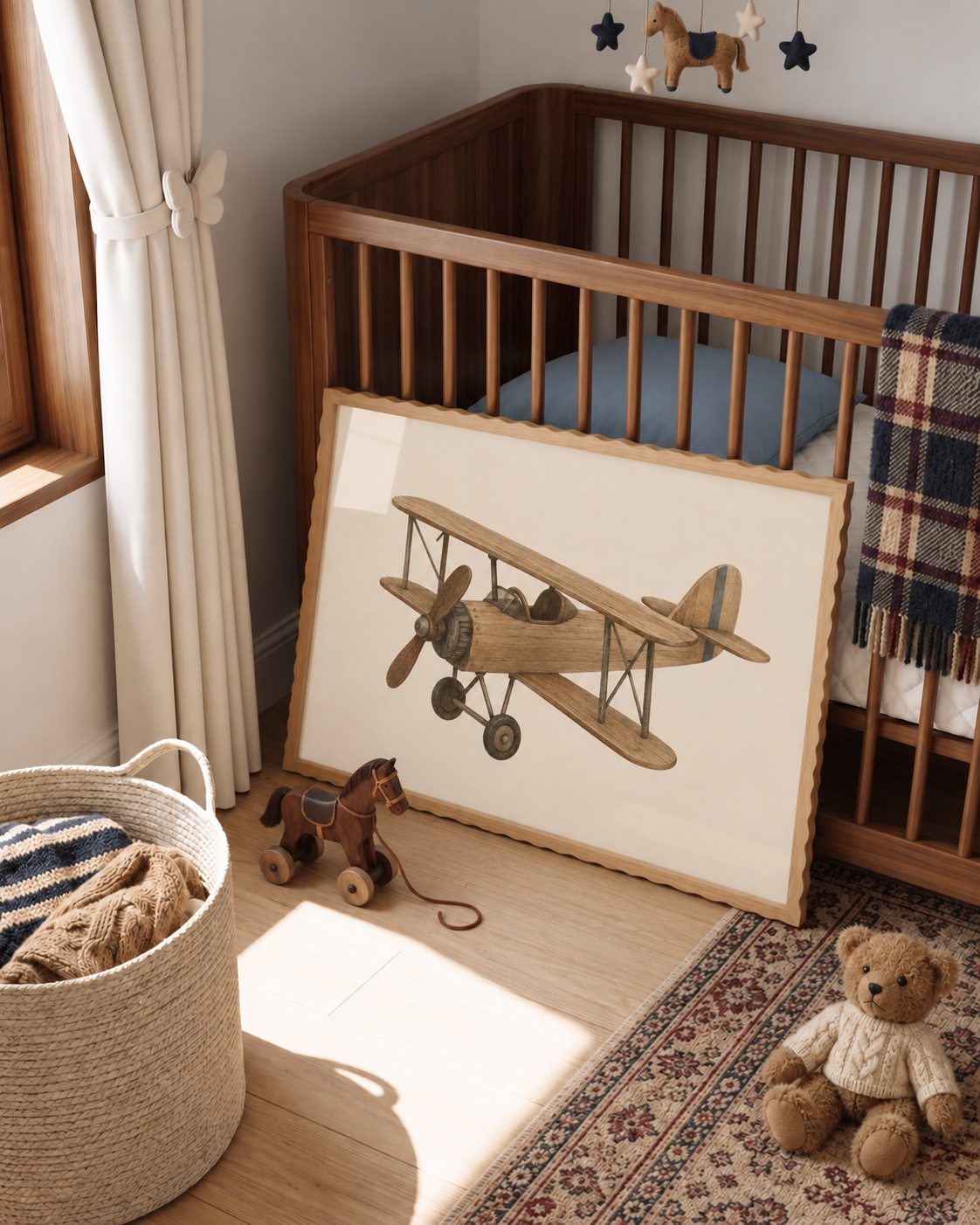 Vintage vliegtuigposter in een warme babykamer met houten meubels en blauwe accenten