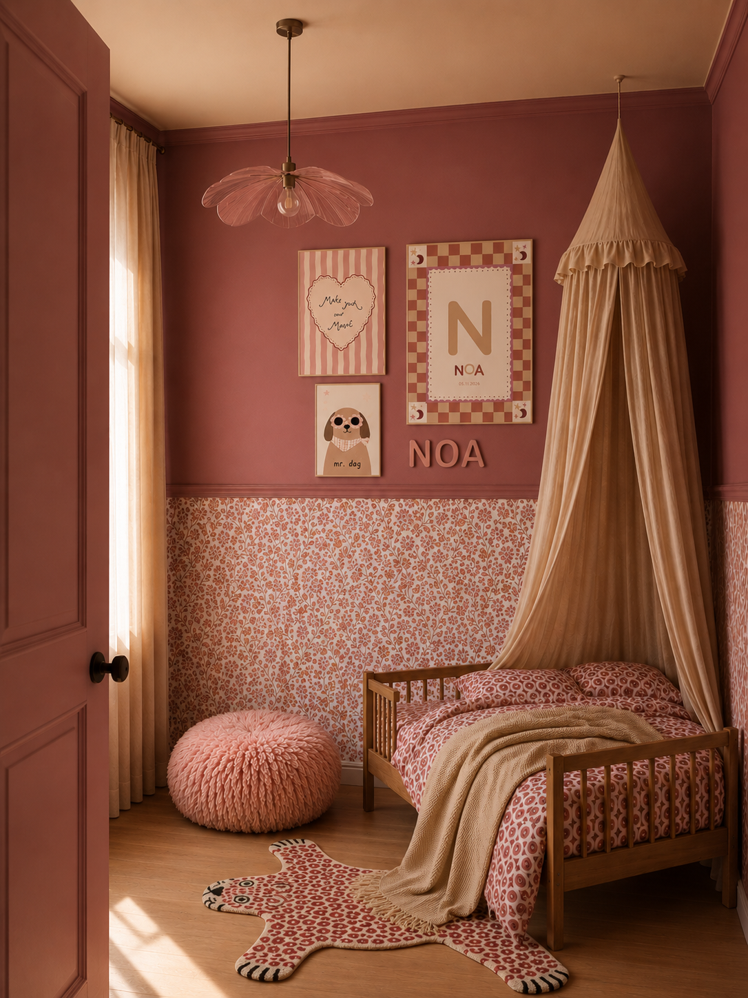 Moodboard meisjeskamer met Peach Bloom bloemenbehang in Abricot Rose, roze kinderkamer posters en warme accessoires van ELLIE Studio