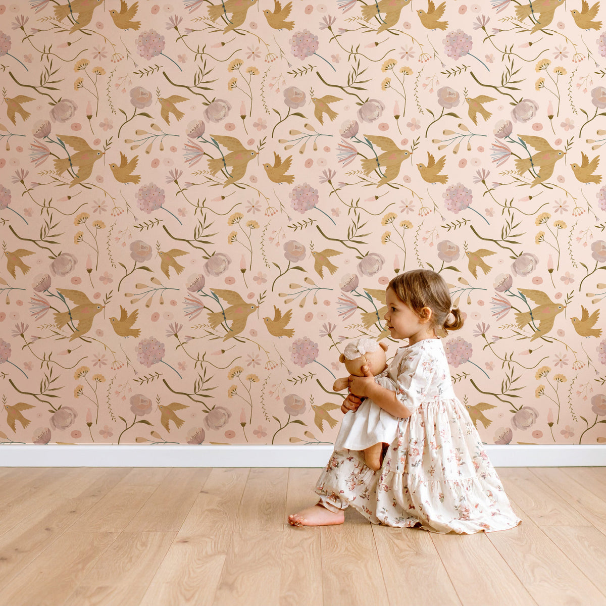 Meisje met knuffel voor Garden of Paradise behang met vogels en bloemen