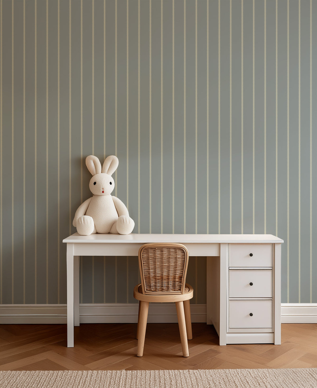 Wit kinderbureau tegen Tiny Stripes vintage blue behang