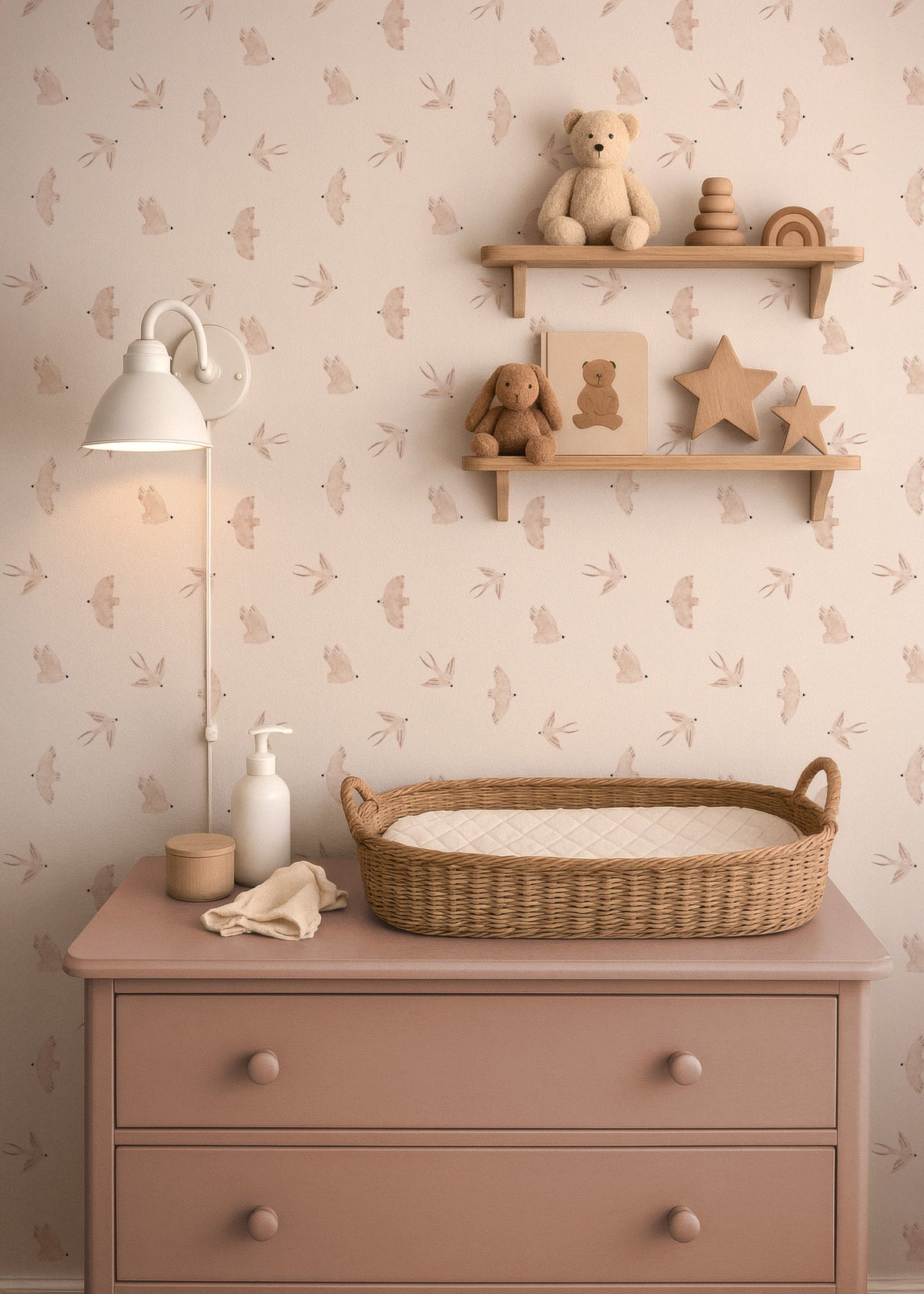 Oudroze commode met aankleedmand voor zacht Birds vogelbehang