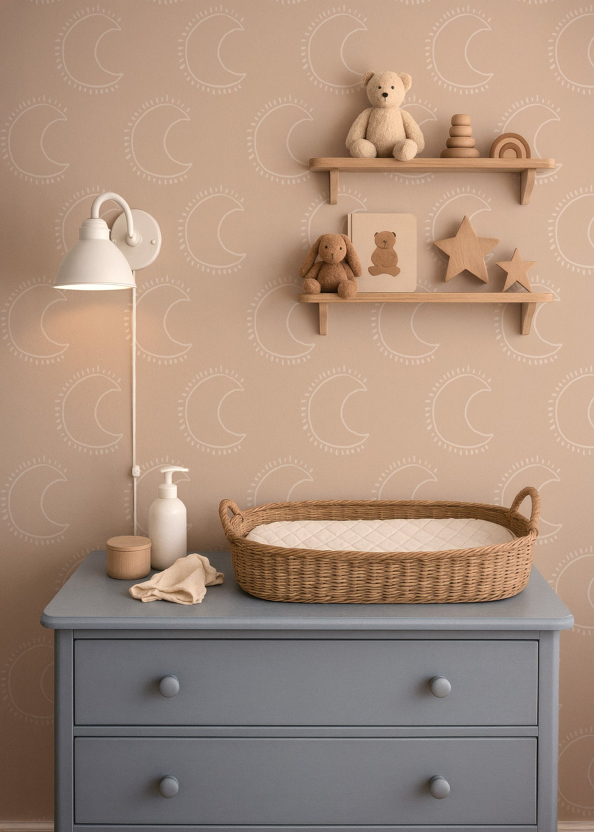 Blauwgrijze commode en houten plankjes voor Moon beige maantjesbehang