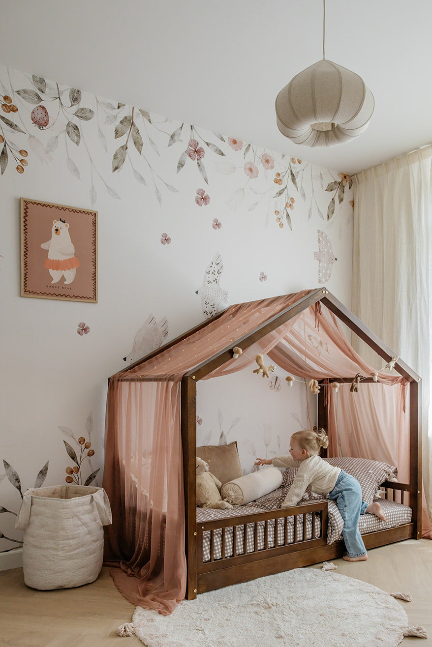 Houten bedhuisje in Noé’s kamer met Spring Garden bloemenbehang