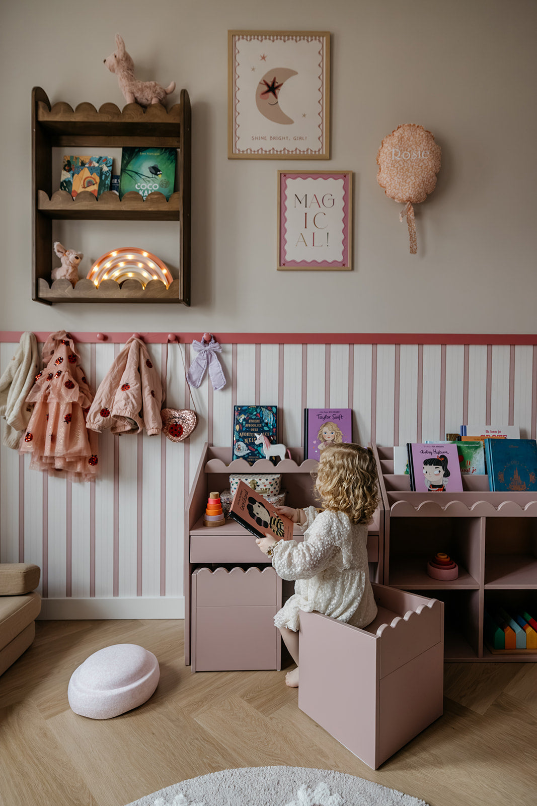 Sfeervolle meisjeskamer met behang Sweet Stripes soft pink