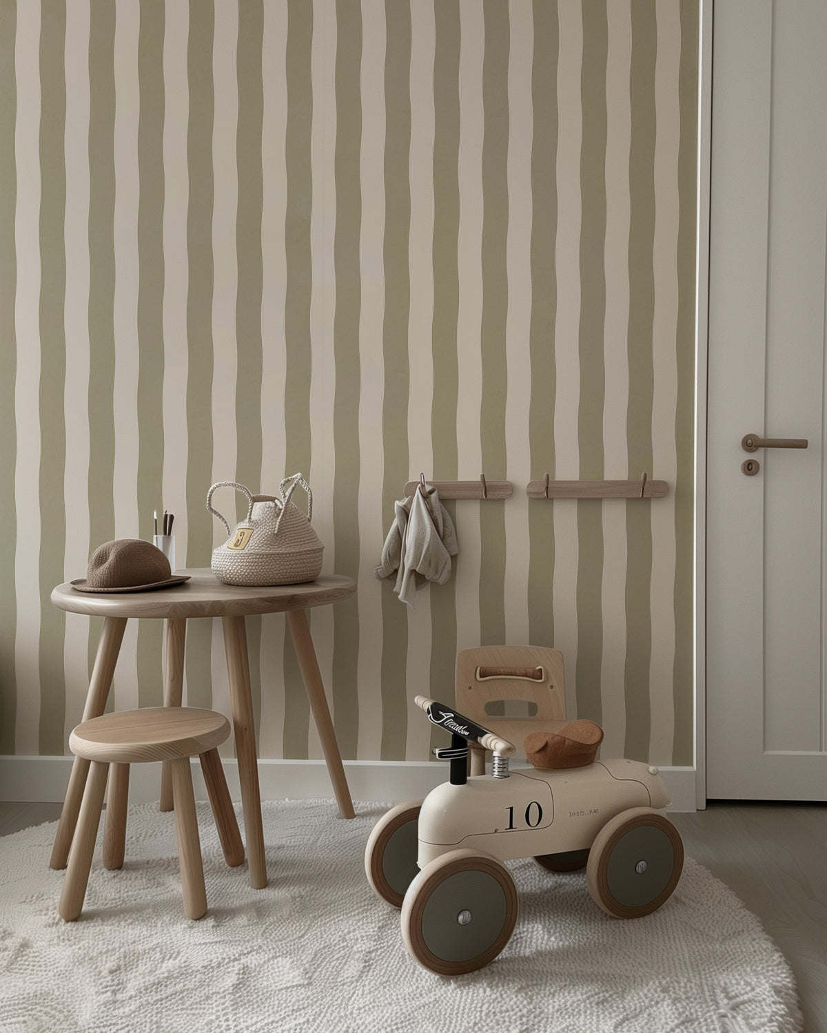 Wavy Stripes - olive green behang van ELLIE Studio in een sfeervolle kinderkamer