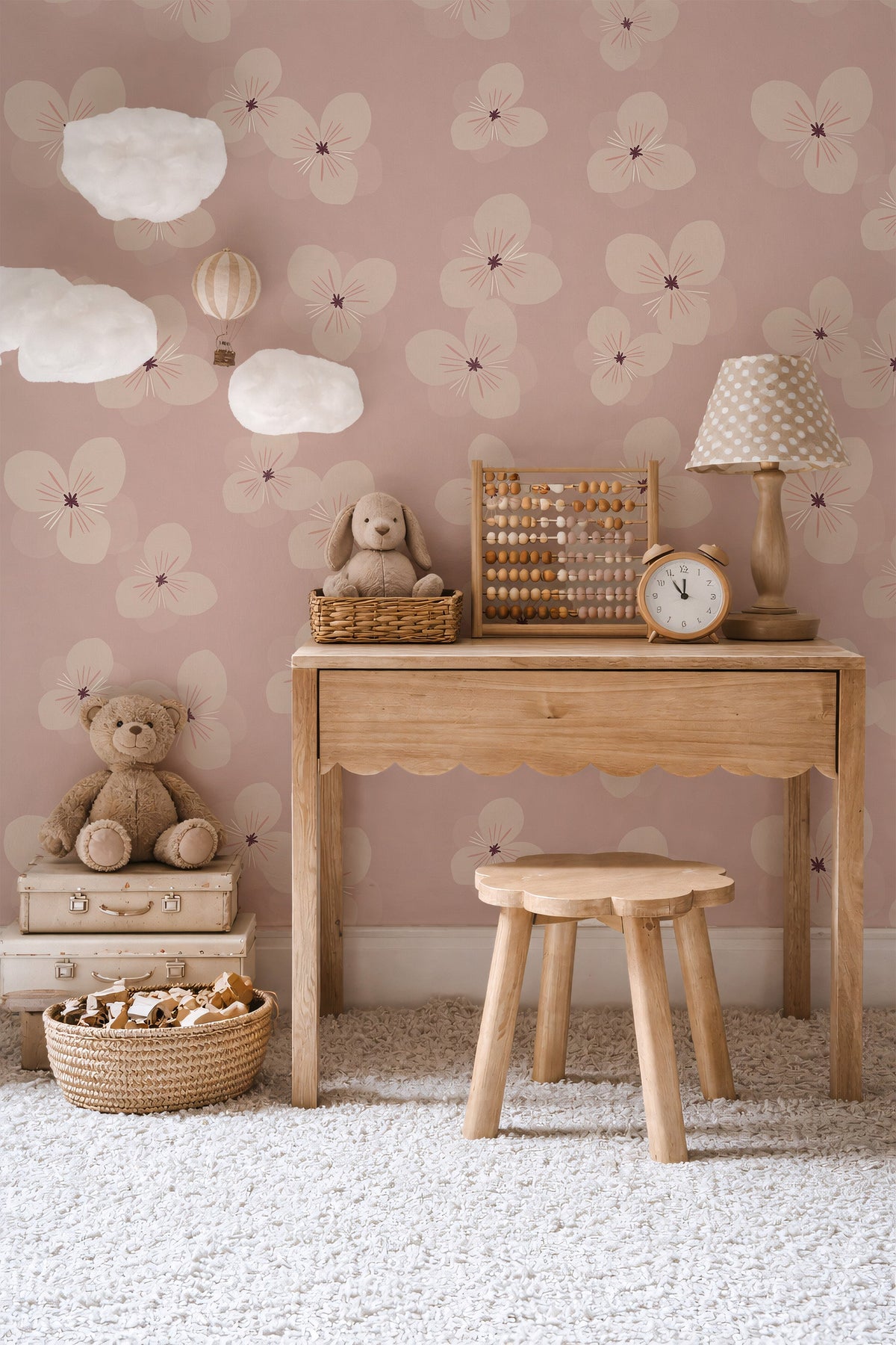 Houten kinderbureau met manden en Soft Bloom blush bloemenbehang