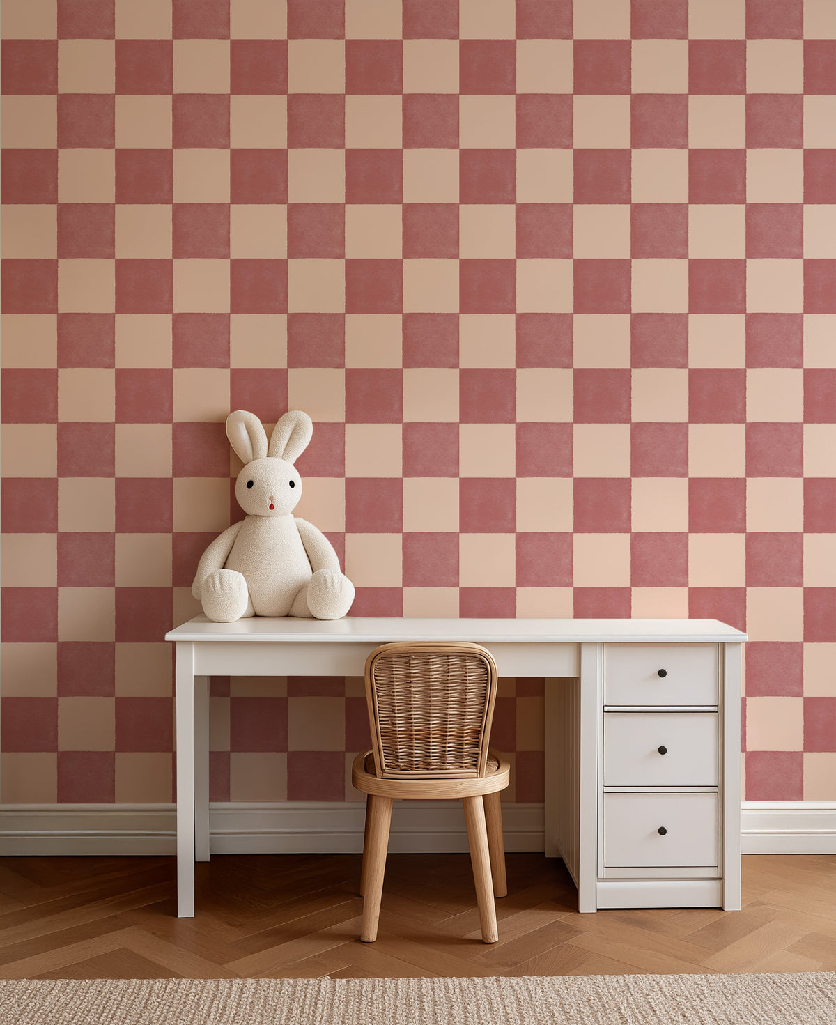 Kinderbureau met rotan stoel voor Ruitje Ruitje blush clay behang