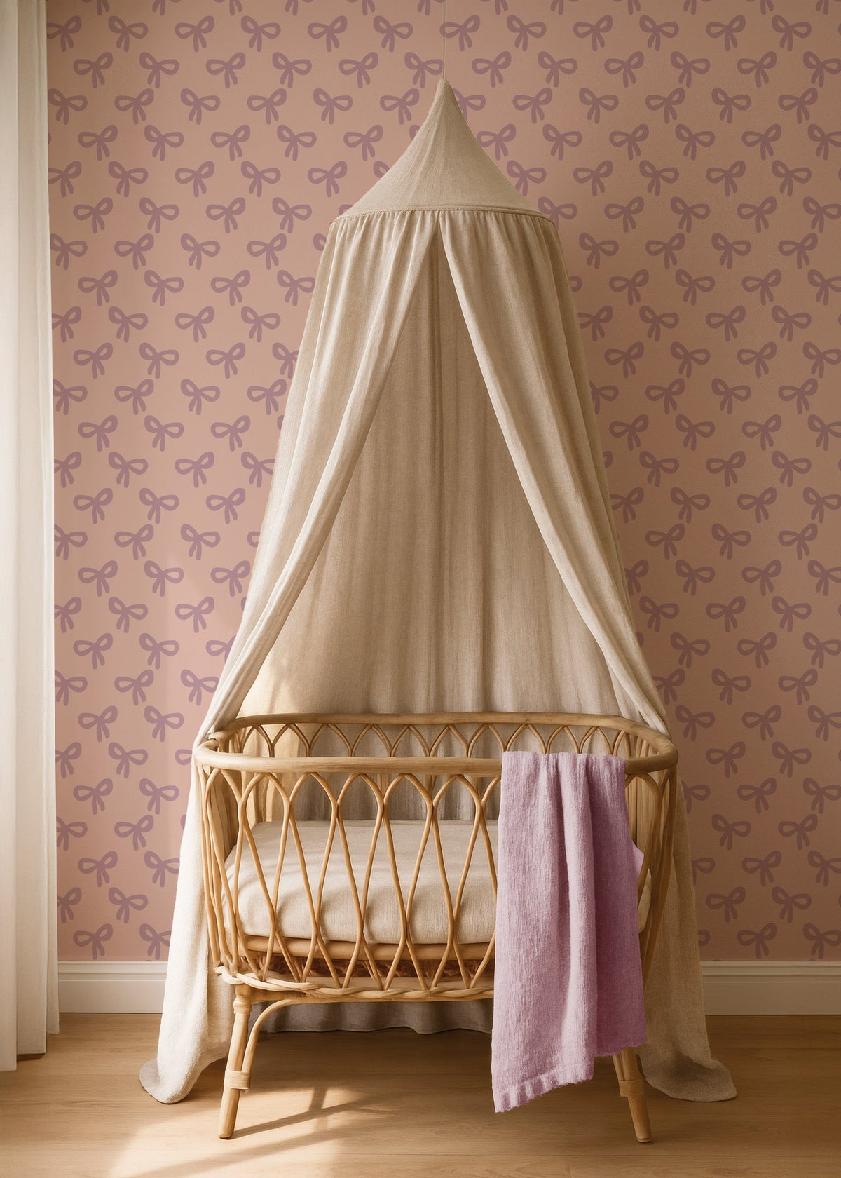 Rotan wieg met hemel voor Bows lila behang
