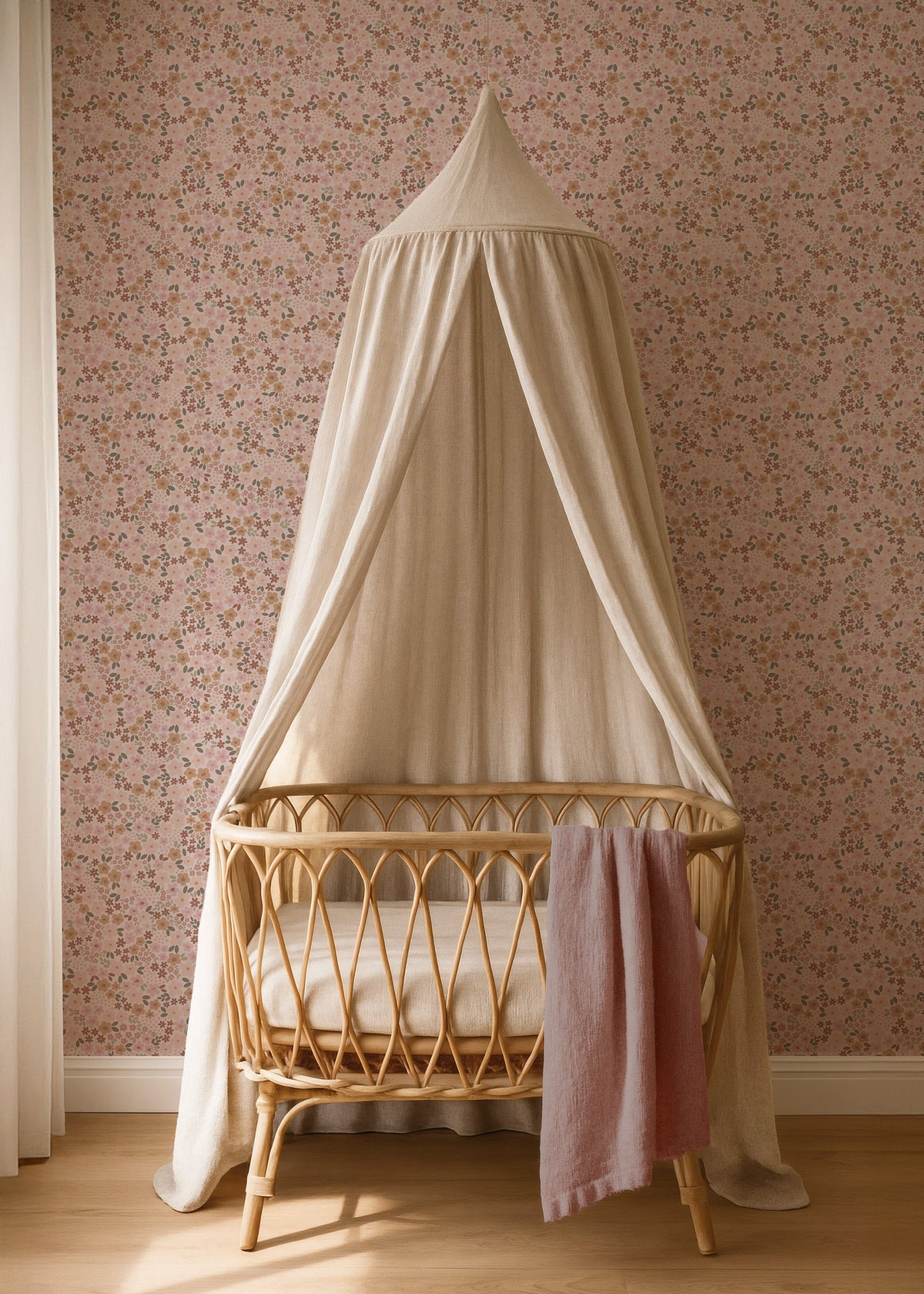 Ditsy Flowers rosy meadow behang in een babykamer met rotan wieg
