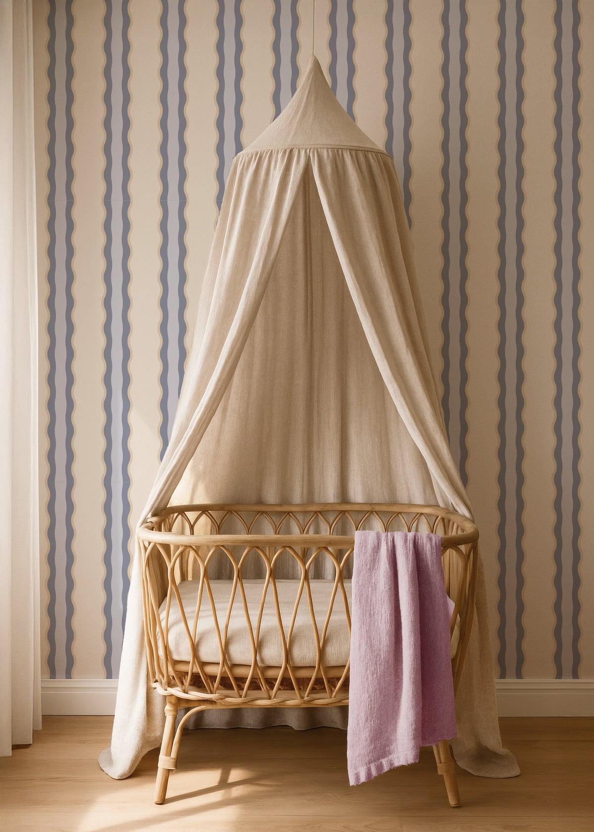 Rotan wieg met beige hemel voor Wobbly Waves blue behang