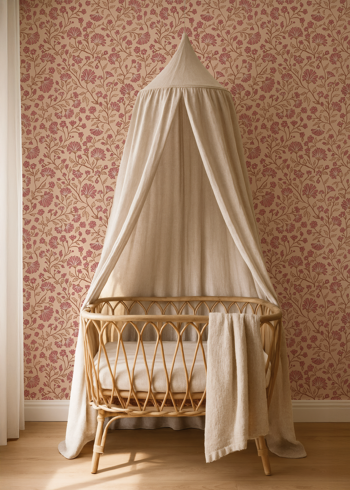 Babykamer met Peach Bloom warm linen bloemenbehang, rotan wieg en crèmekleurige bedhemel