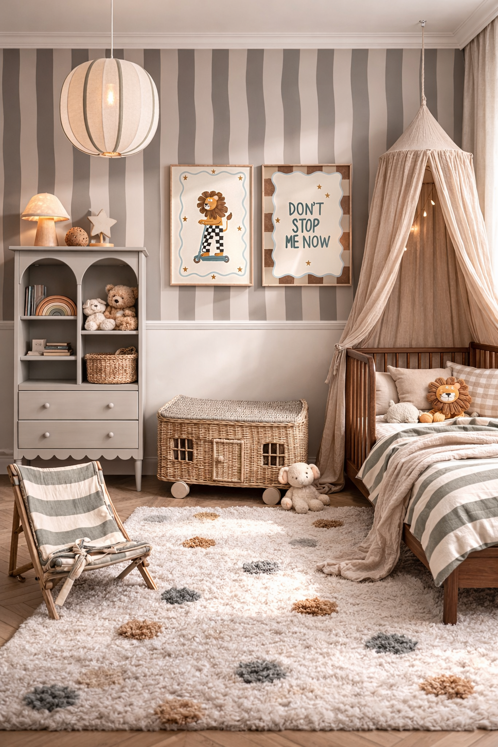 Kinderkamer met wavy stripes behang in vintage green gecombineerd met nieuwe posters en natuurlijke materialen
