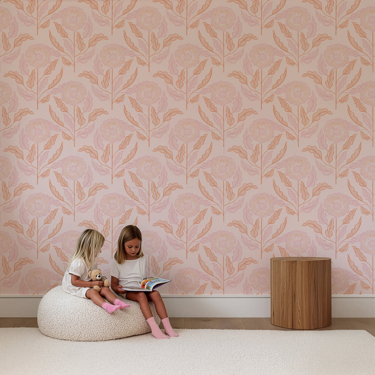 Meisje op poef in kinderkamer met behang Sunset Flowers